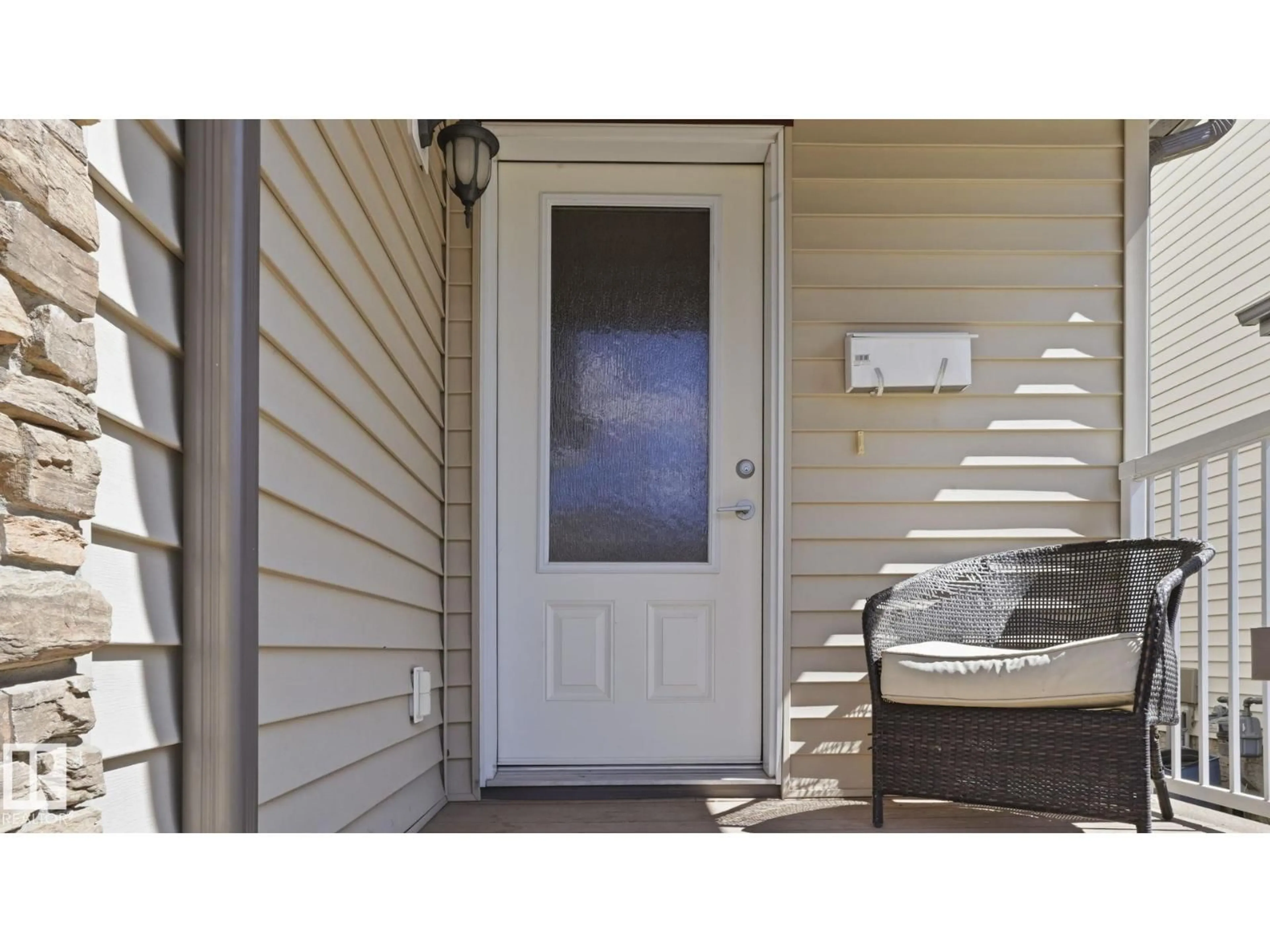 Indoor entryway for 1709 64 ST, Edmonton Alberta T6X0M8