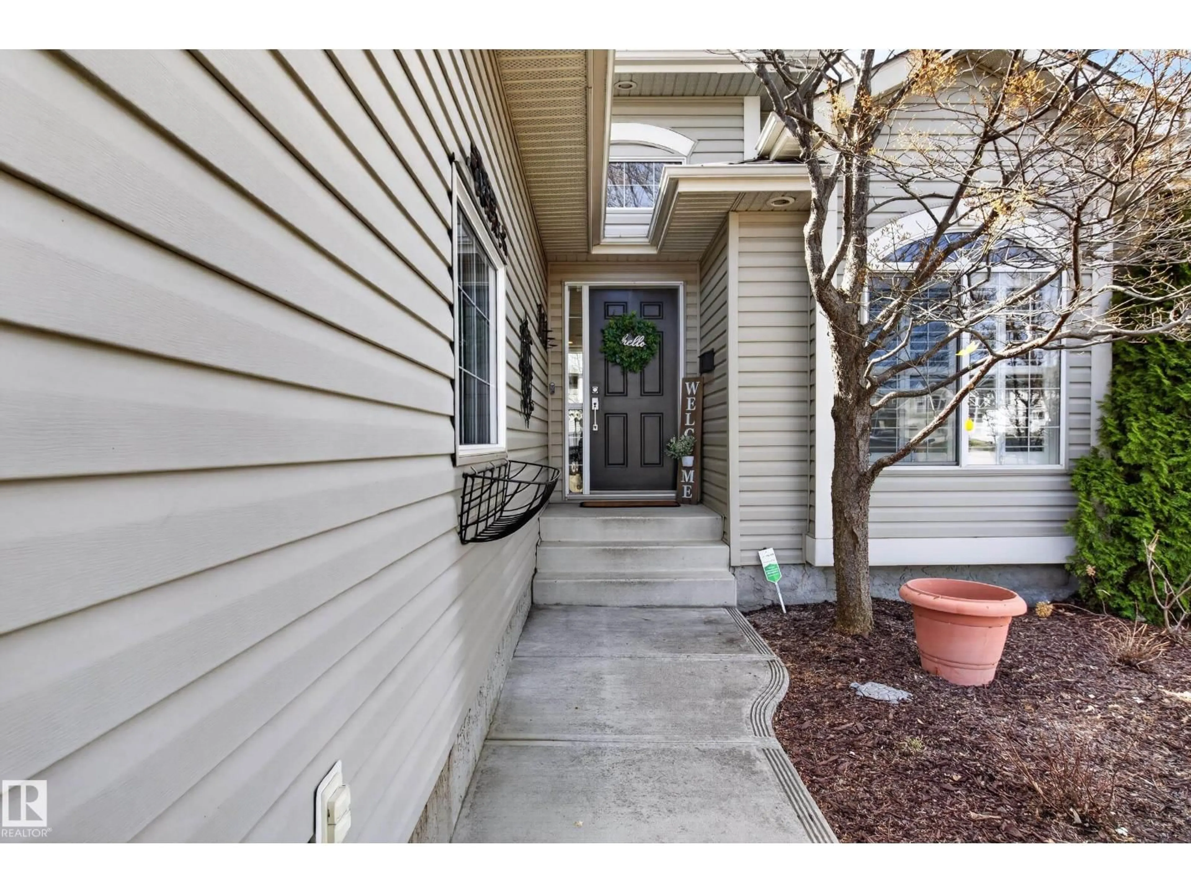 Indoor entryway for 74 HIGHGROVE CR, Sherwood Park Alberta T8A6J9