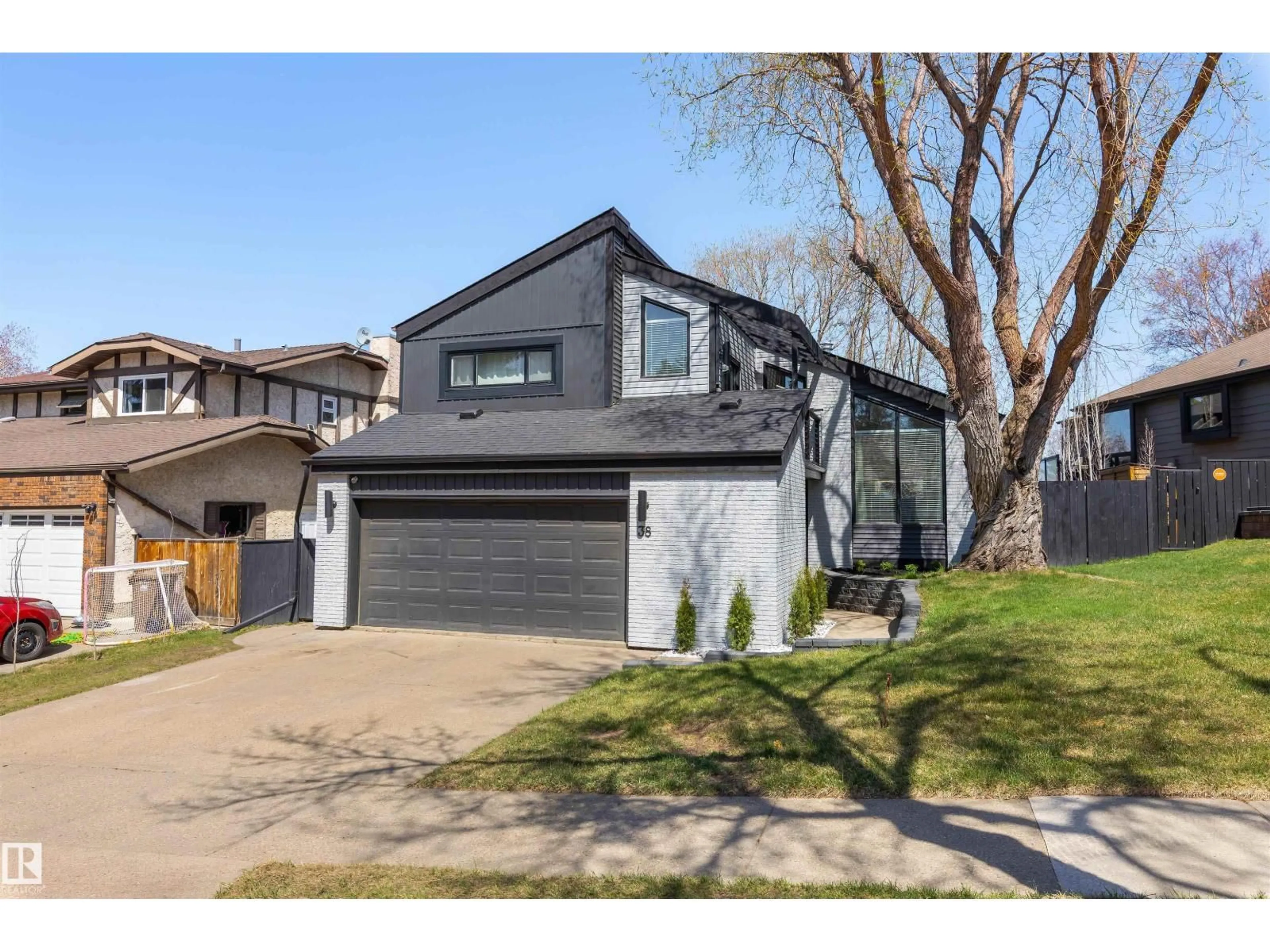 Home with vinyl exterior material, street for 38 WOODCREST AV, St. Albert Alberta T8N3H5
