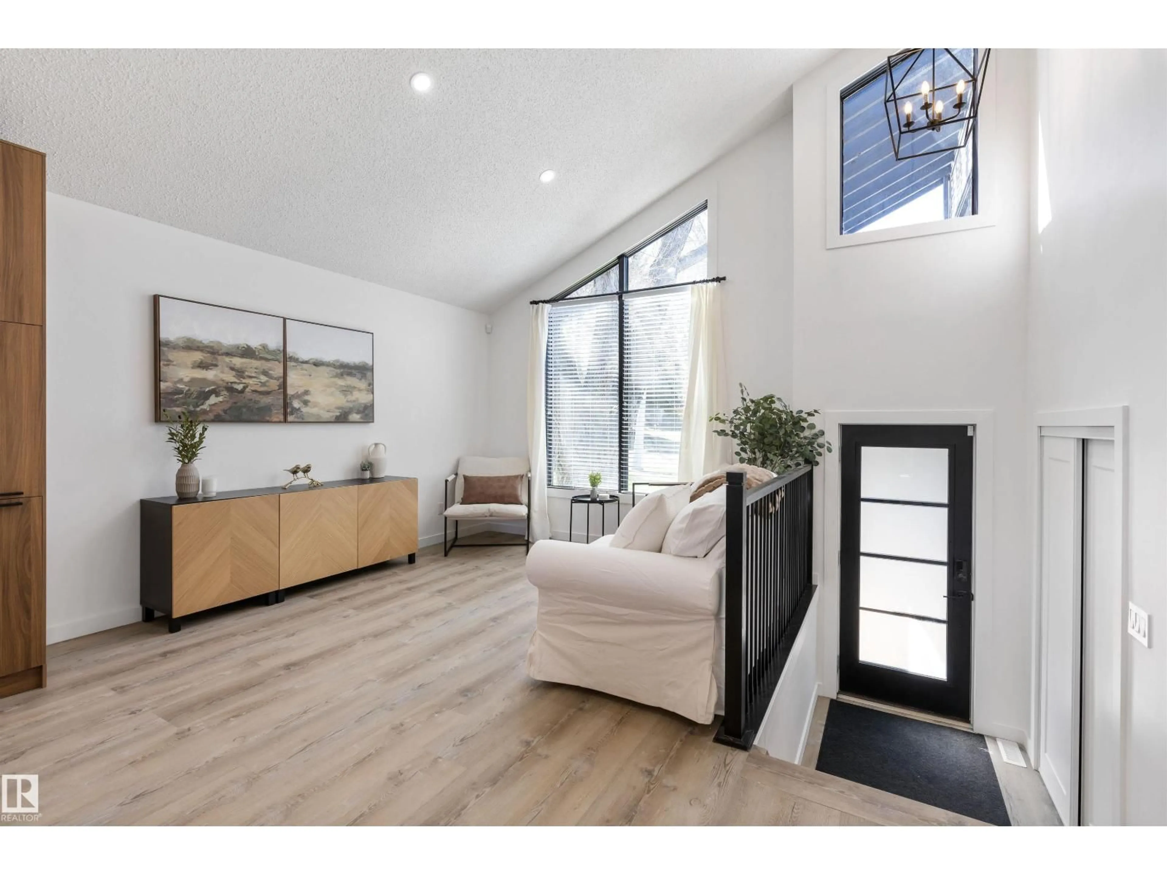 Indoor entryway for 38 WOODCREST AV, St. Albert Alberta T8N3H5