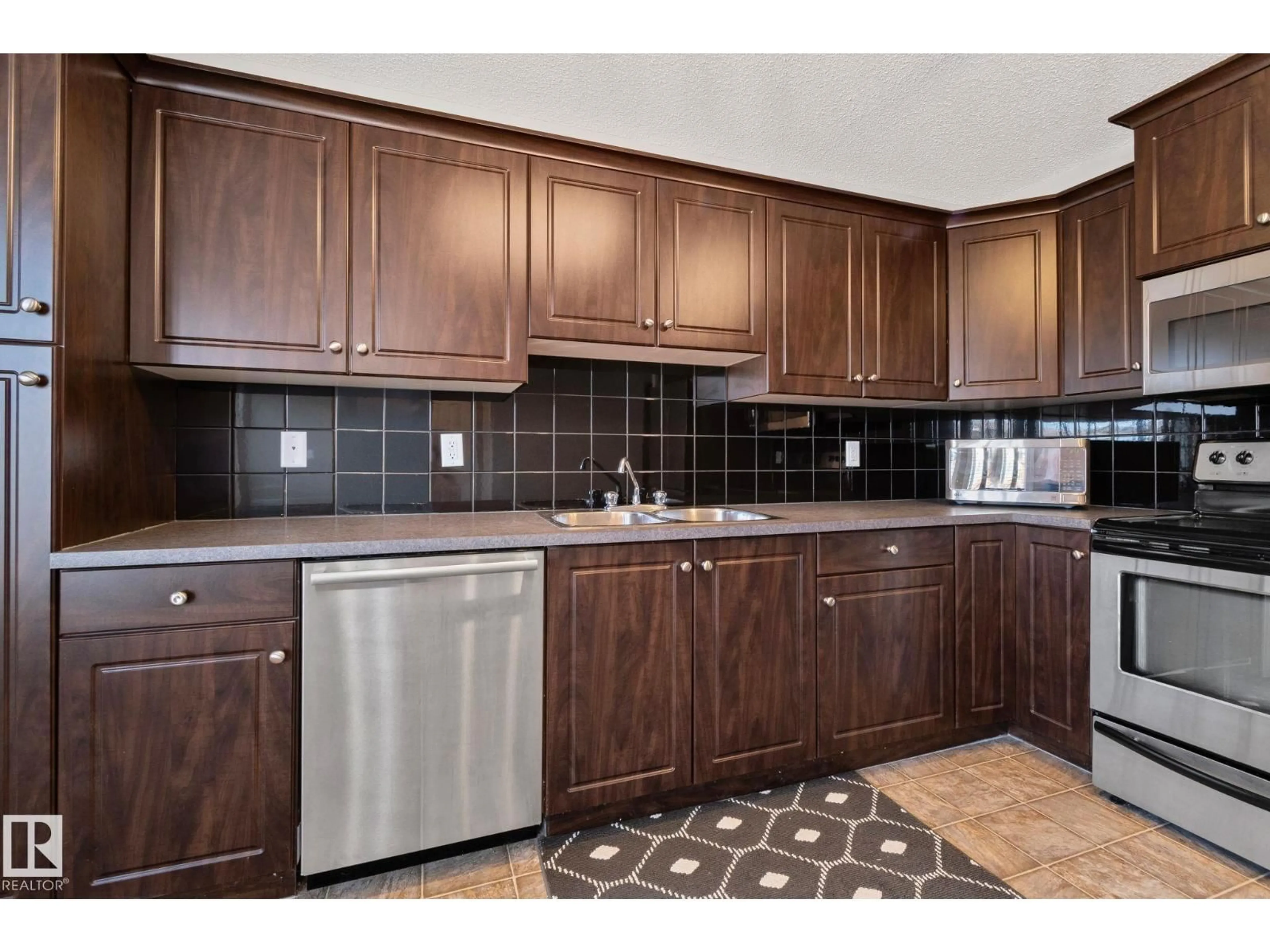 Standard kitchen, ceramic/tile floor for 6 VIVIAN WY, Spruce Grove Alberta T7X0G9