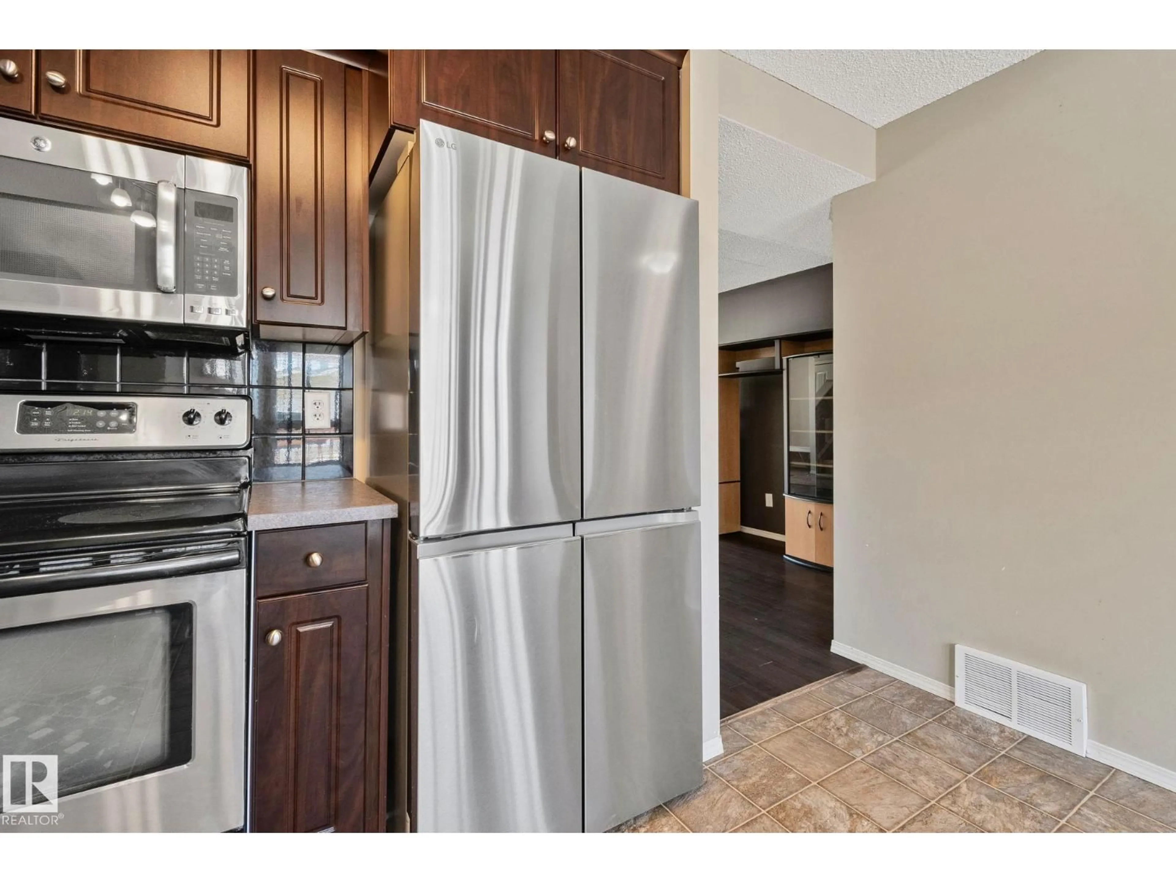 Open concept kitchen, unknown for 6 VIVIAN WY, Spruce Grove Alberta T7X0G9