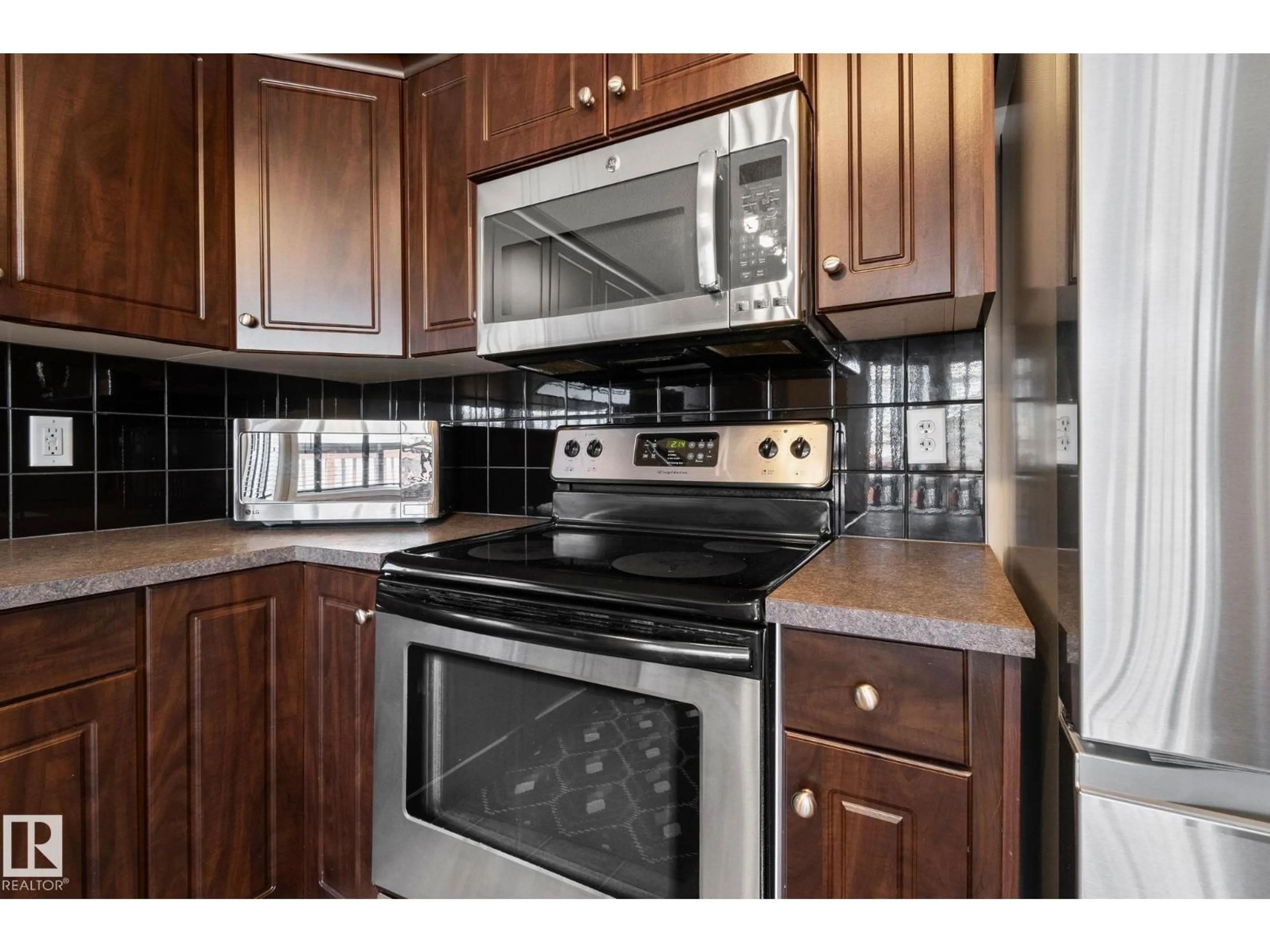 Standard kitchen, ceramic/tile floor for 6 VIVIAN WY, Spruce Grove Alberta T7X0G9