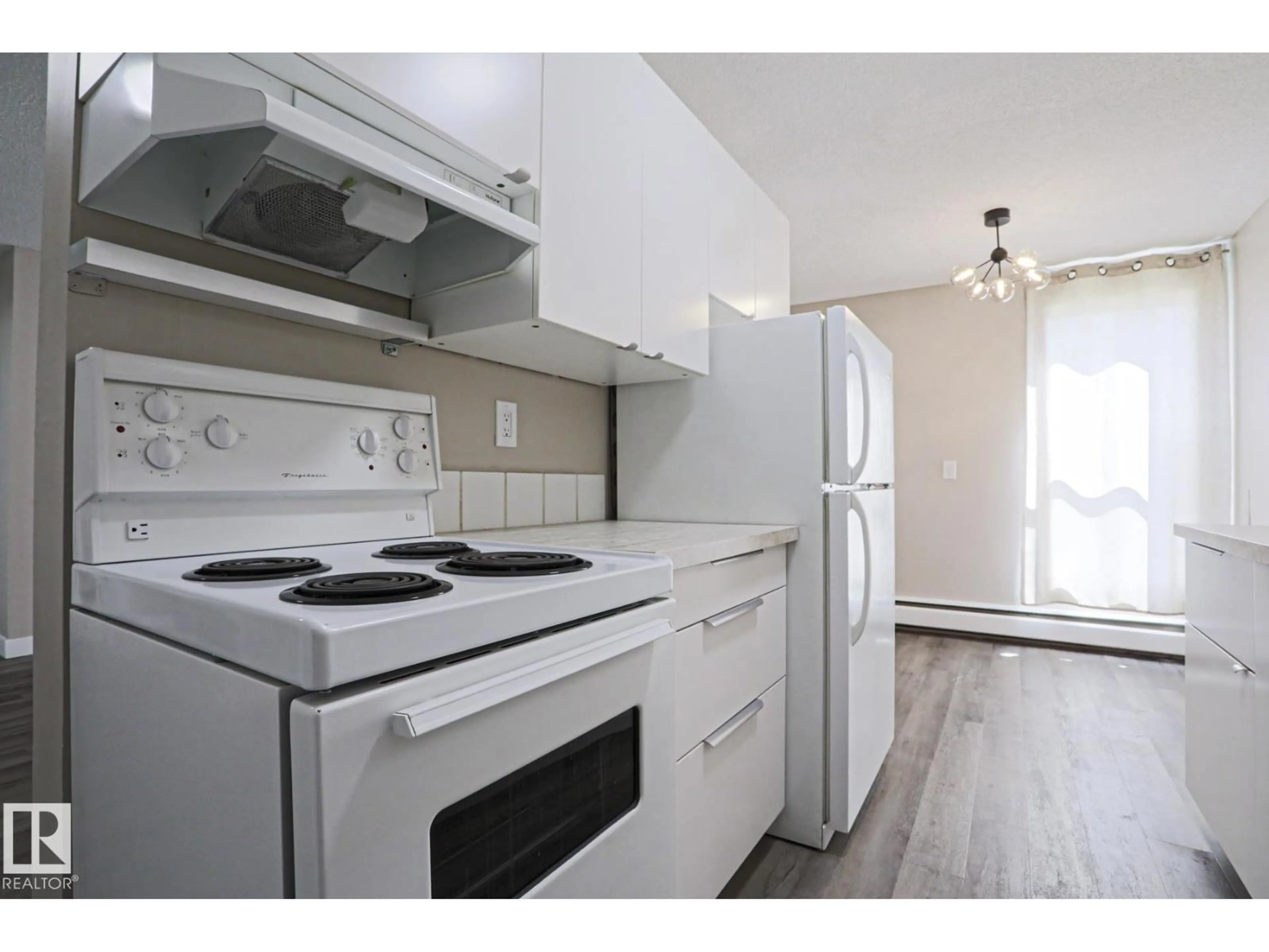 Standard kitchen, wood/laminate floor for 7220 - 118 144 AV, Edmonton Alberta T5C3E4