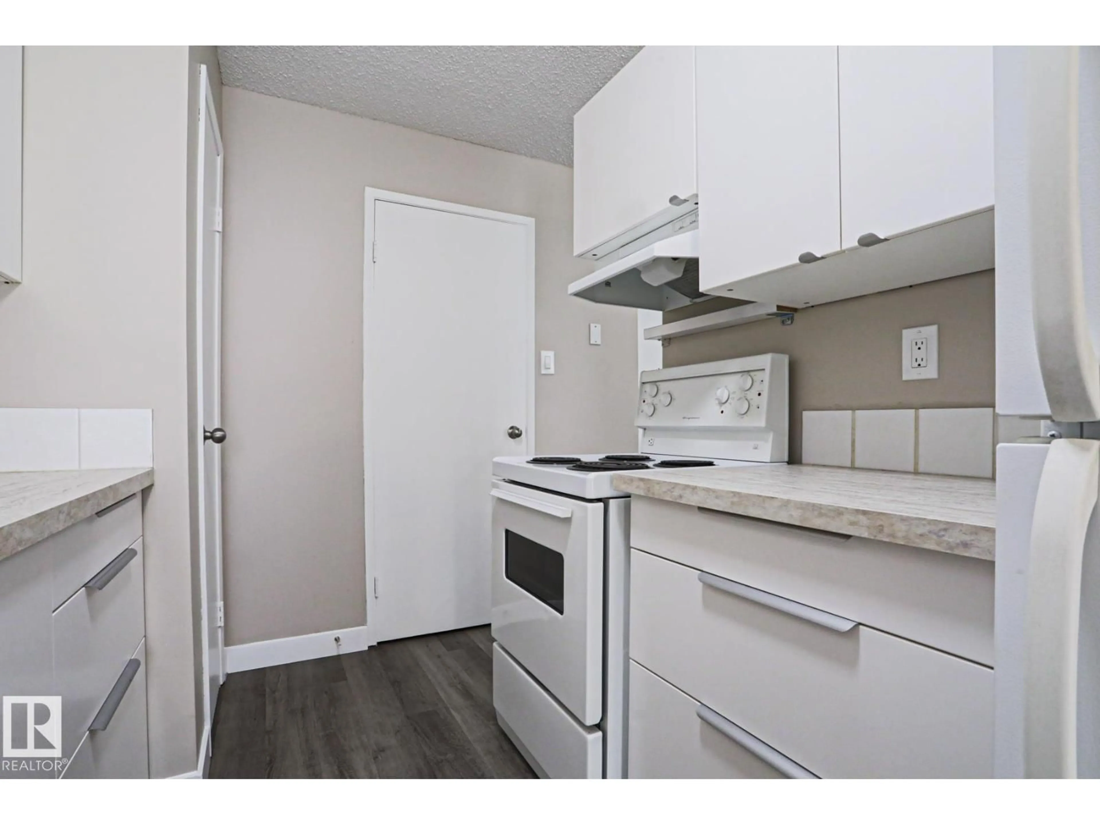 Standard kitchen, wood/laminate floor for 7220 - 118 144 AV, Edmonton Alberta T5C3E4