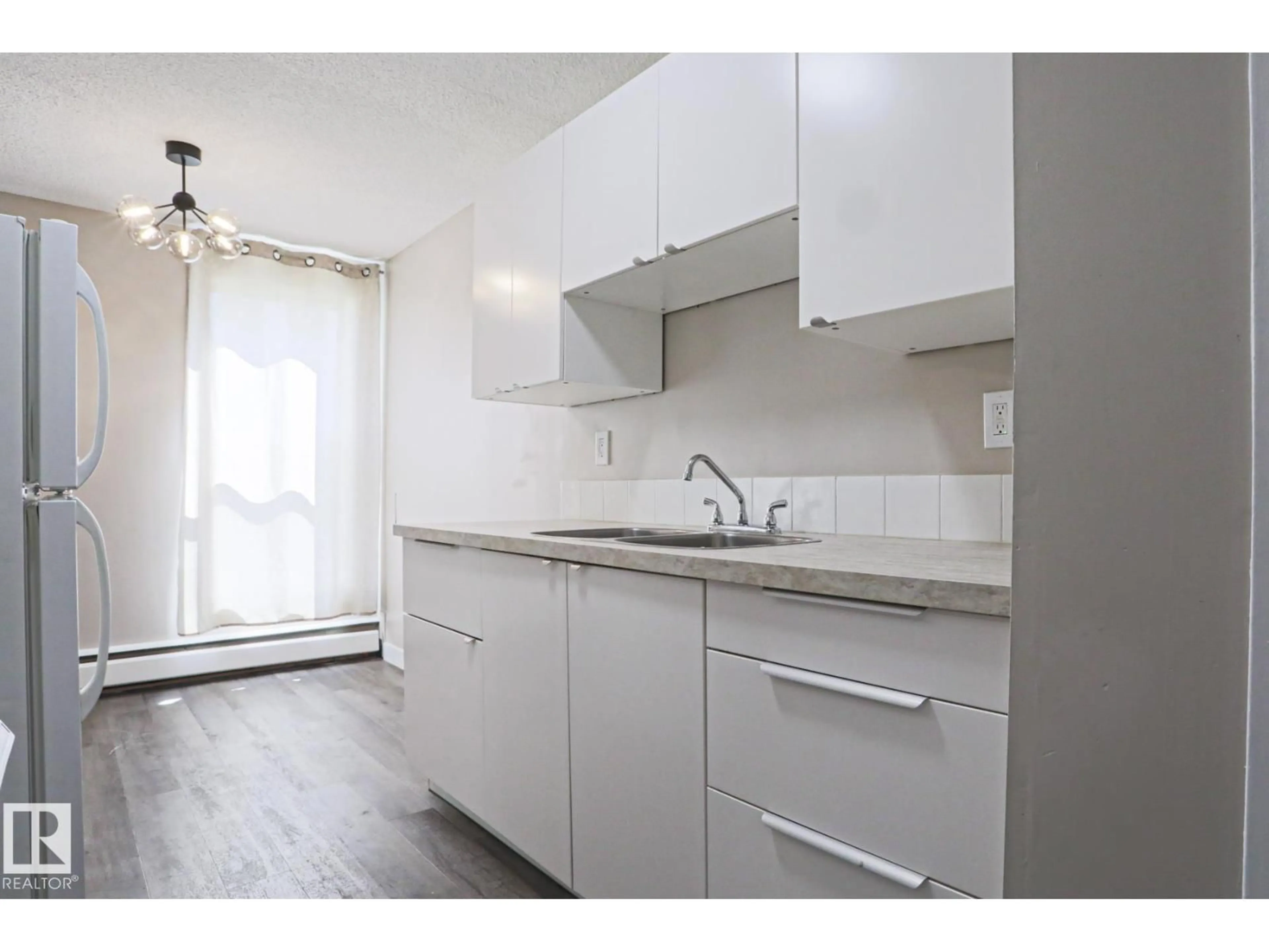 Standard kitchen, wood/laminate floor for 7220 - 118 144 AV, Edmonton Alberta T5C3E4