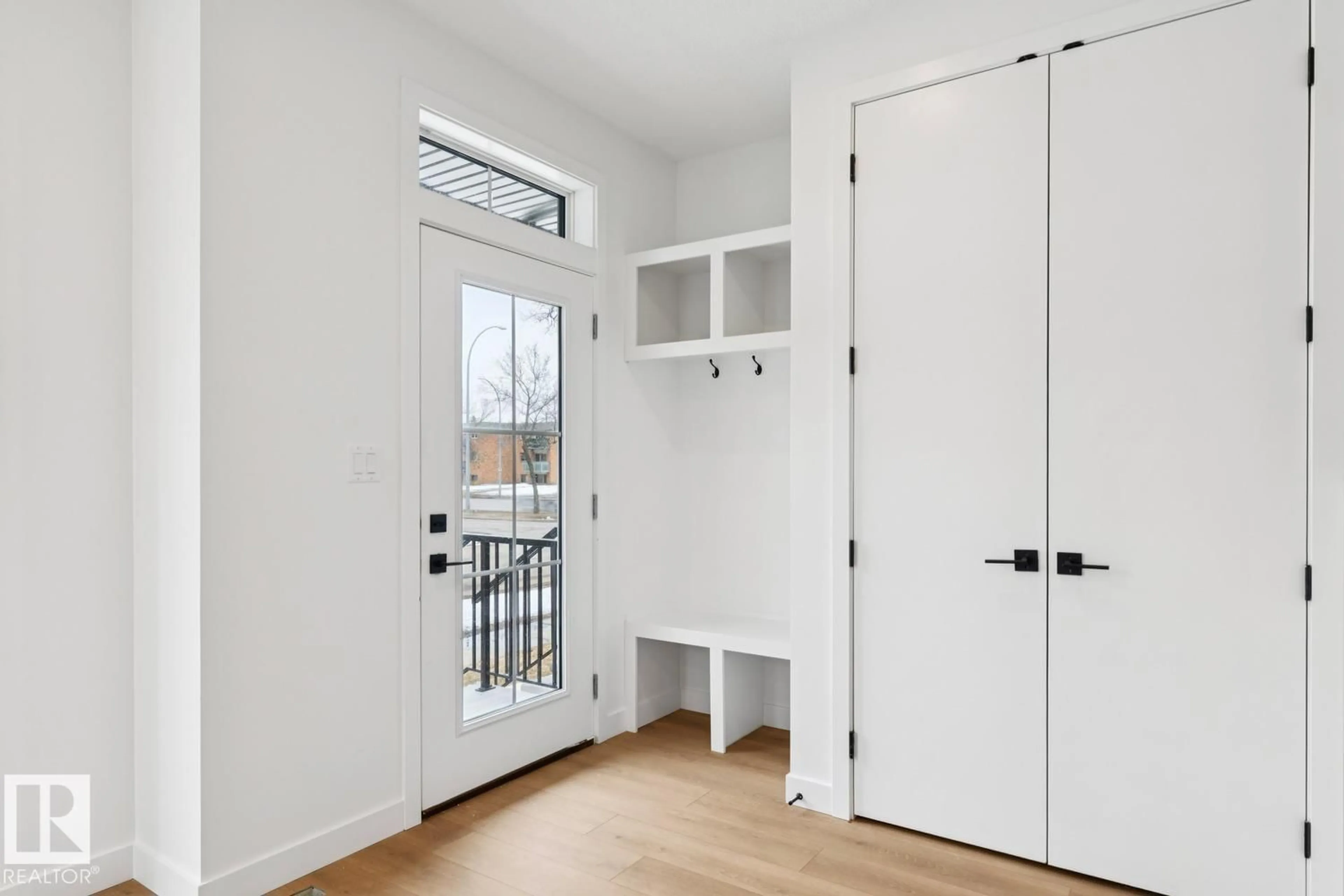 Indoor entryway for 14816 93 AV, Edmonton Alberta T5R5G9