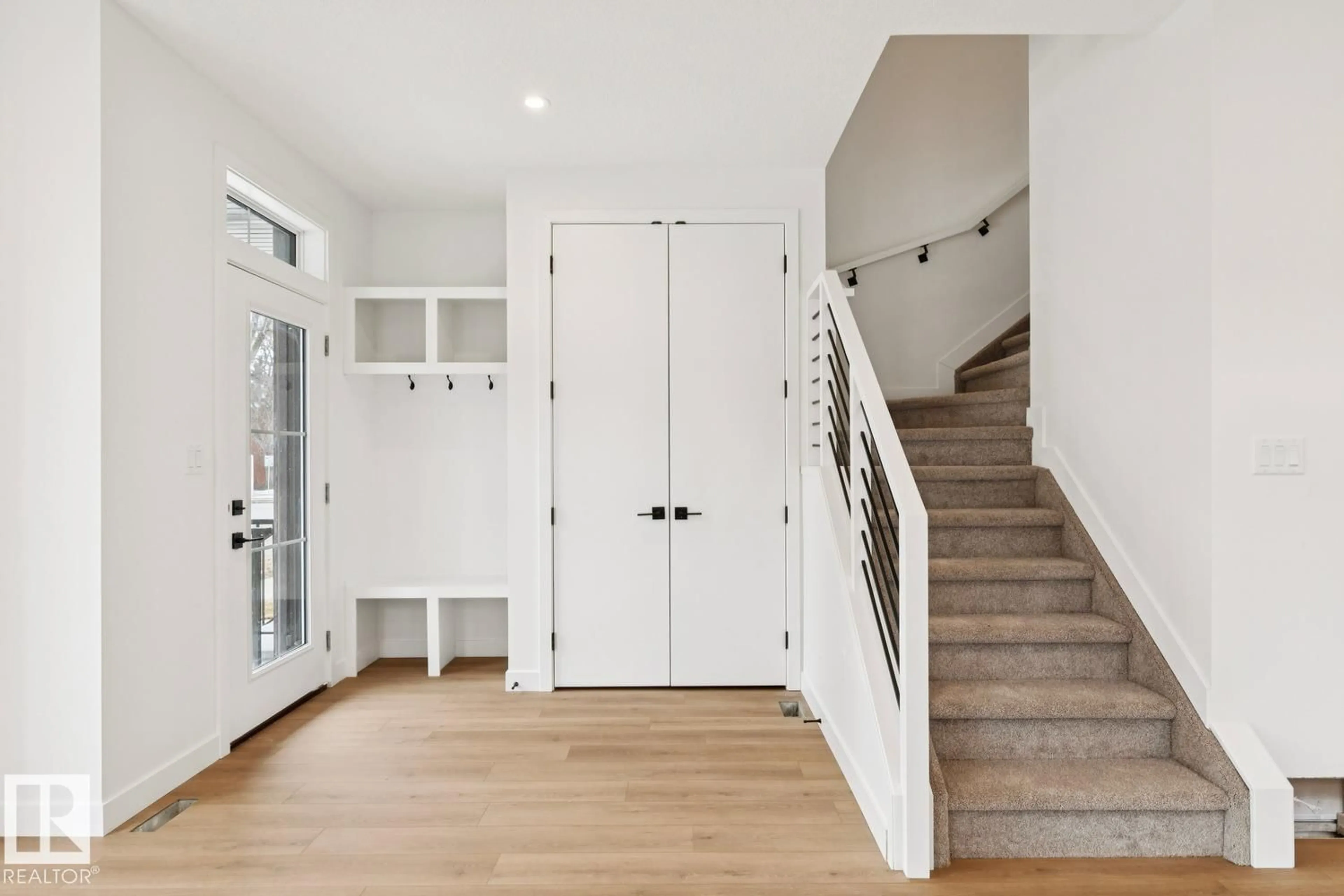 Indoor entryway for 14816 93 AV, Edmonton Alberta T5R5G9