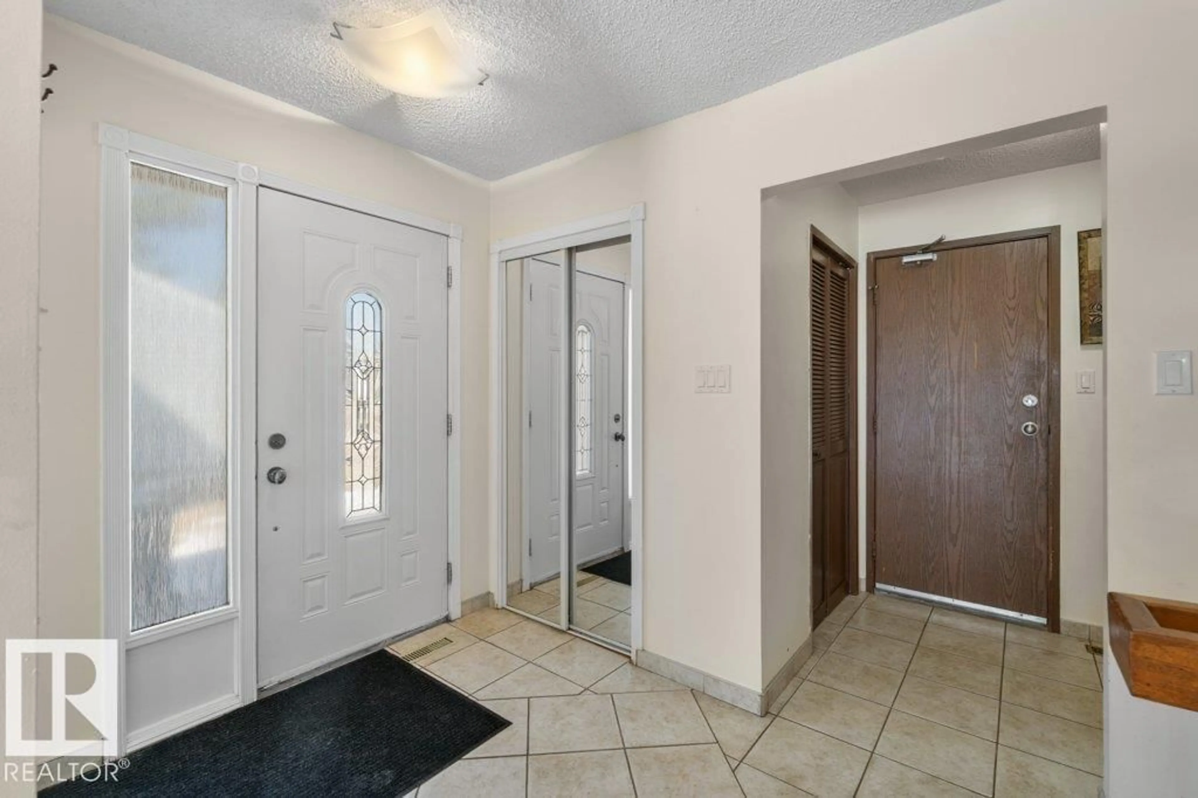 Indoor entryway for 17313 60 AV, Edmonton Alberta T6M1E9