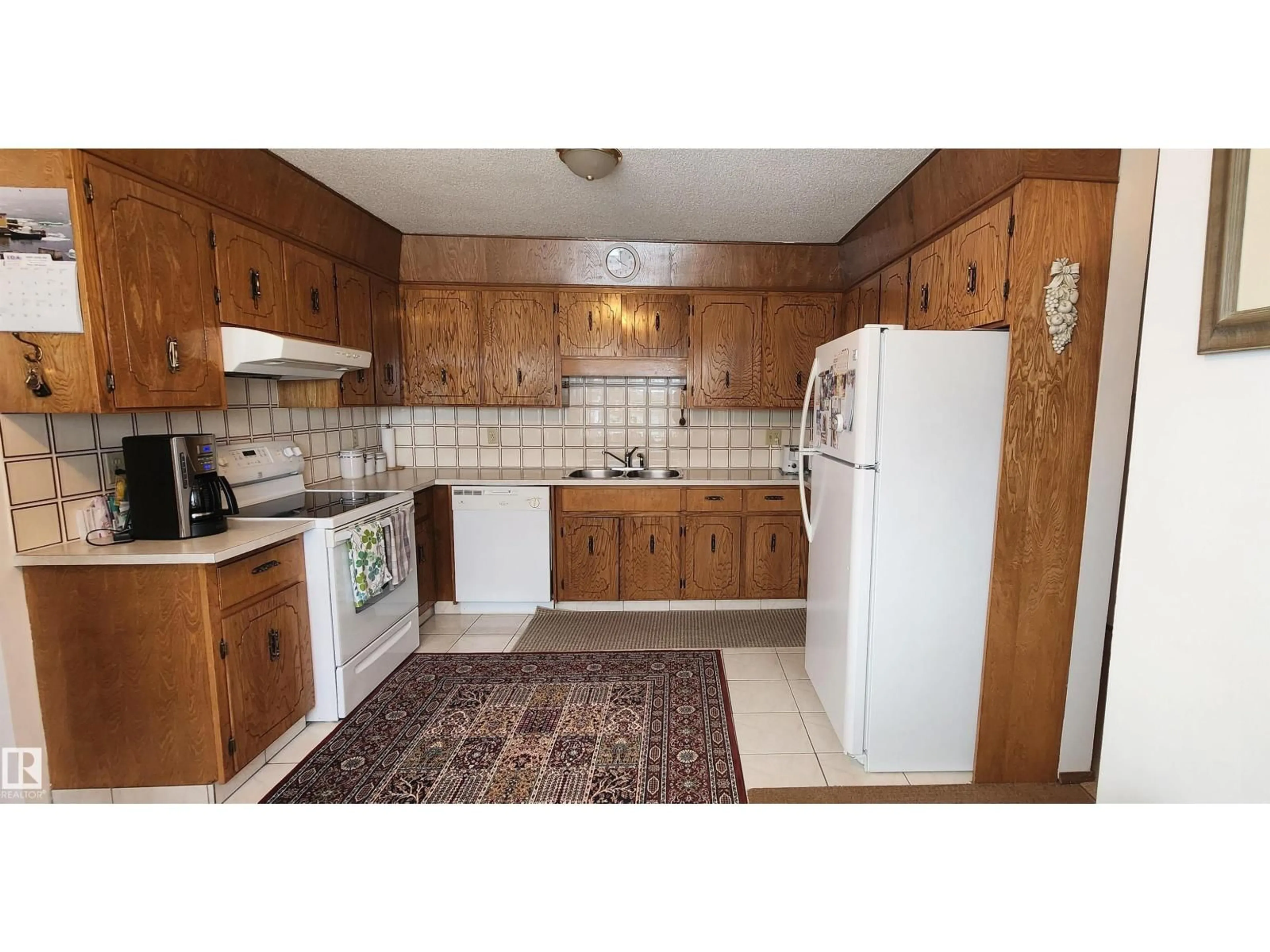 Standard kitchen, ceramic/tile floor for NW - 11035 166 AV, Edmonton Alberta T5X1Y2