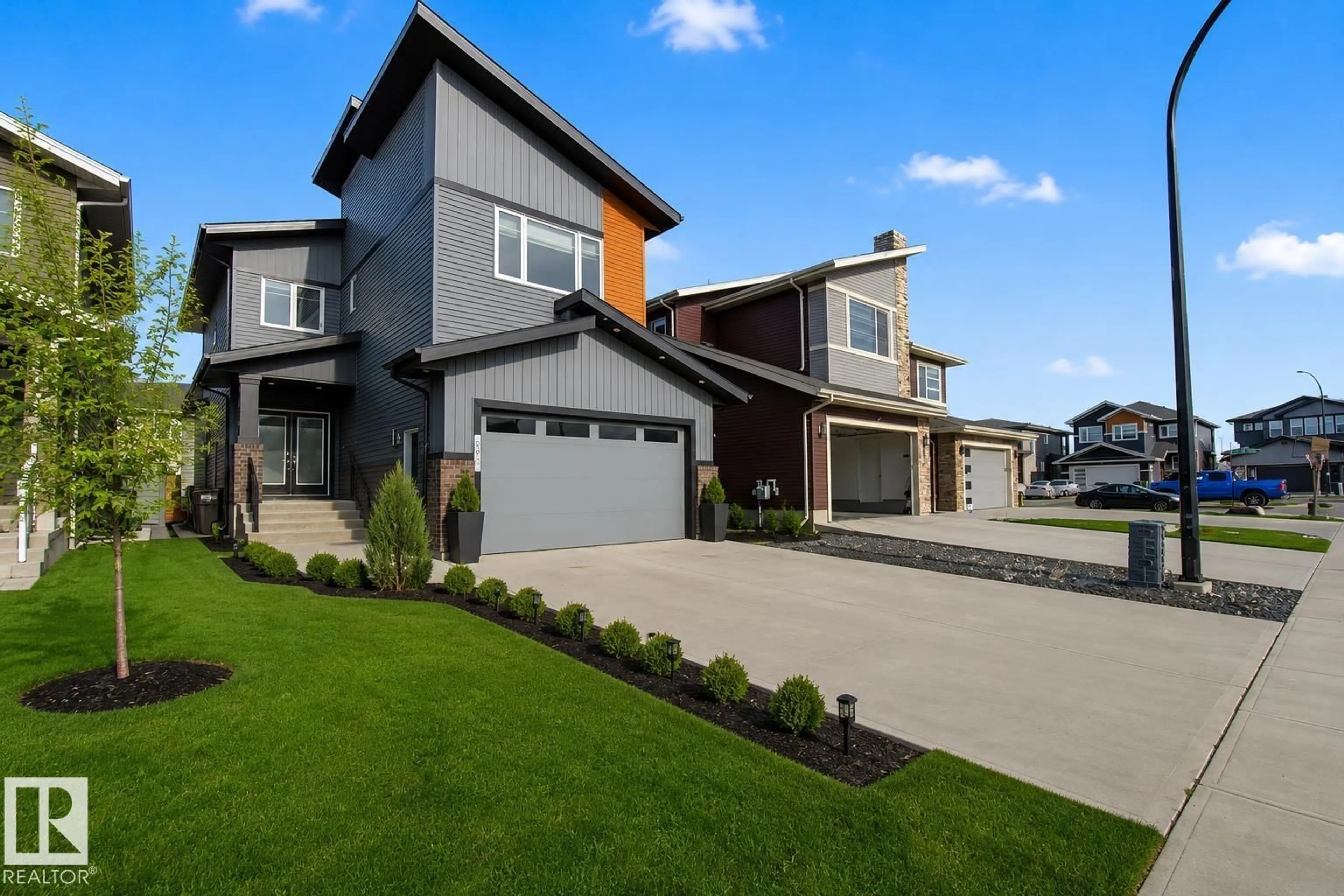 Home with vinyl exterior material, street for SW - 635 42 ST, Edmonton Alberta T6X2J2
