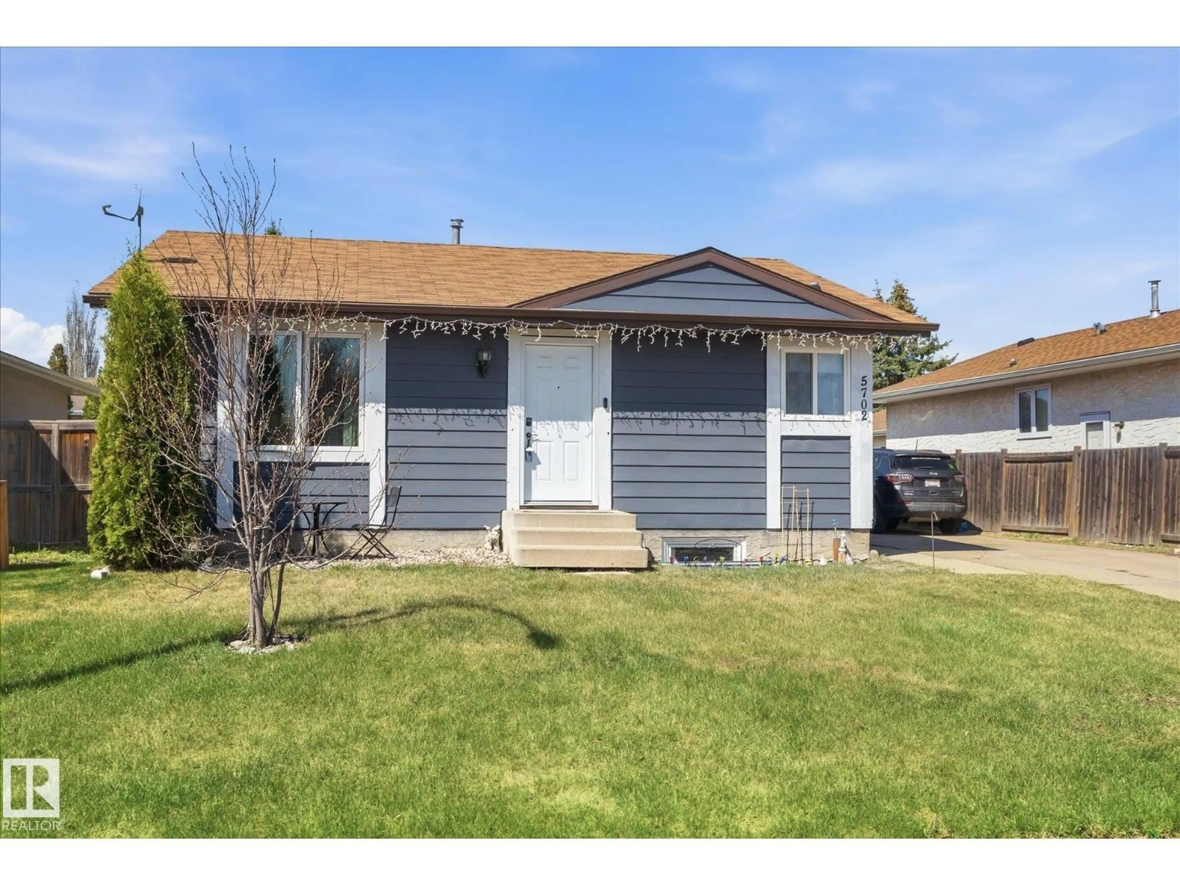 Home with vinyl exterior material, street for 5702 50 ST, Stony Plain Alberta T7Z1A8