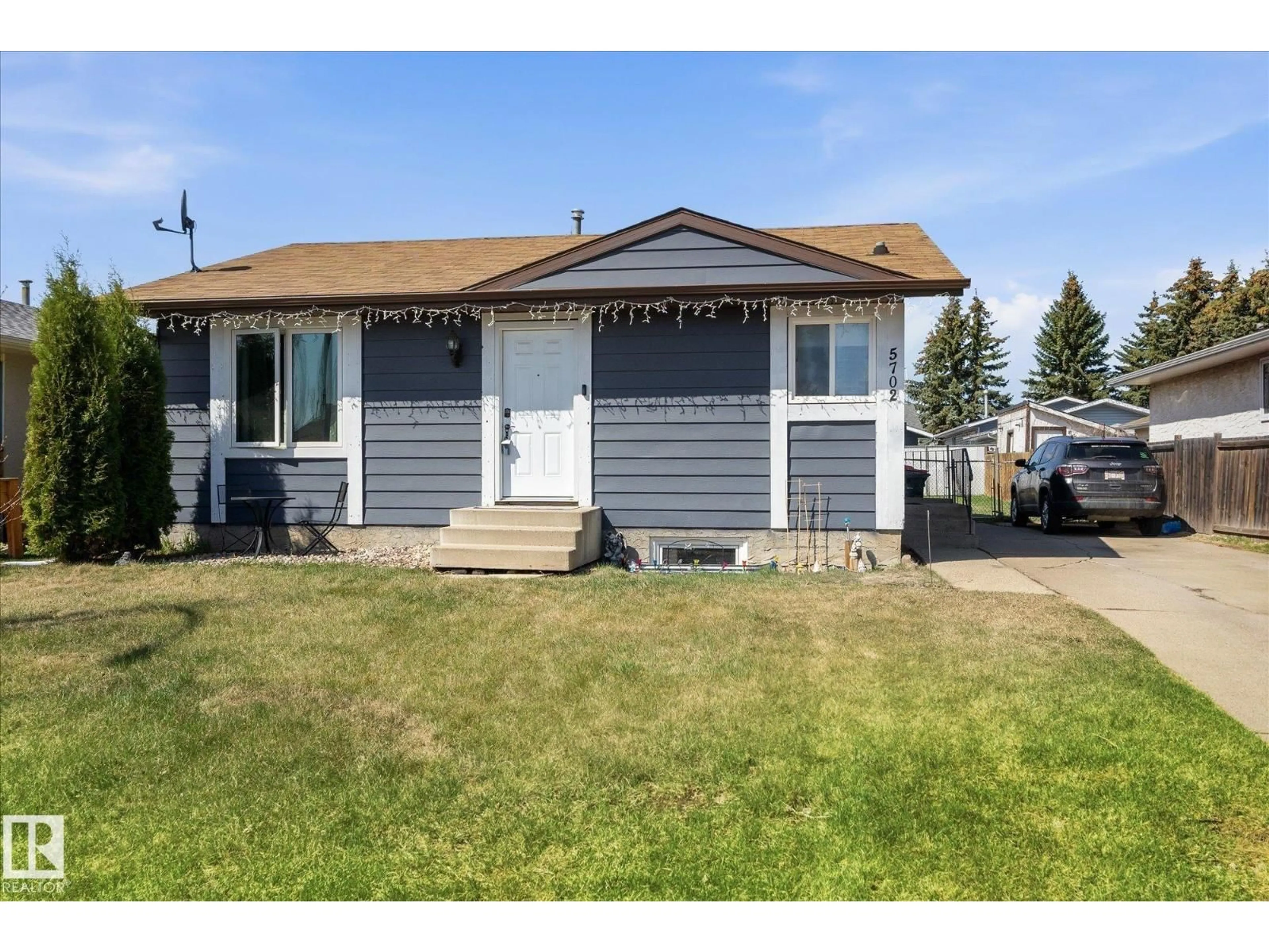 Home with vinyl exterior material, street for 5702 50 ST, Stony Plain Alberta T7Z1A8