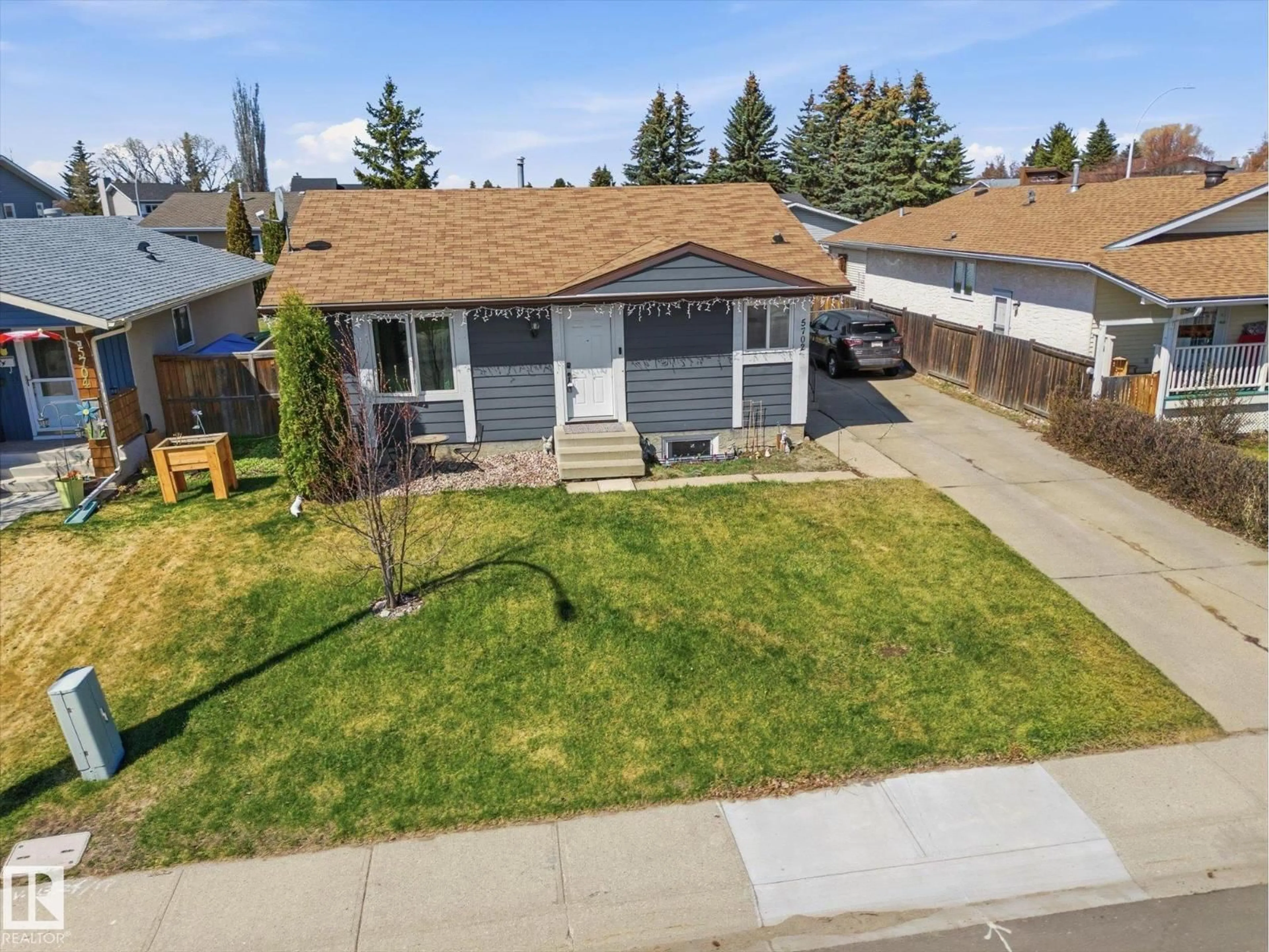 A pic from outside/outdoor area/front of a property/back of a property/a pic from drone, street for 5702 50 ST, Stony Plain Alberta T7Z1A8