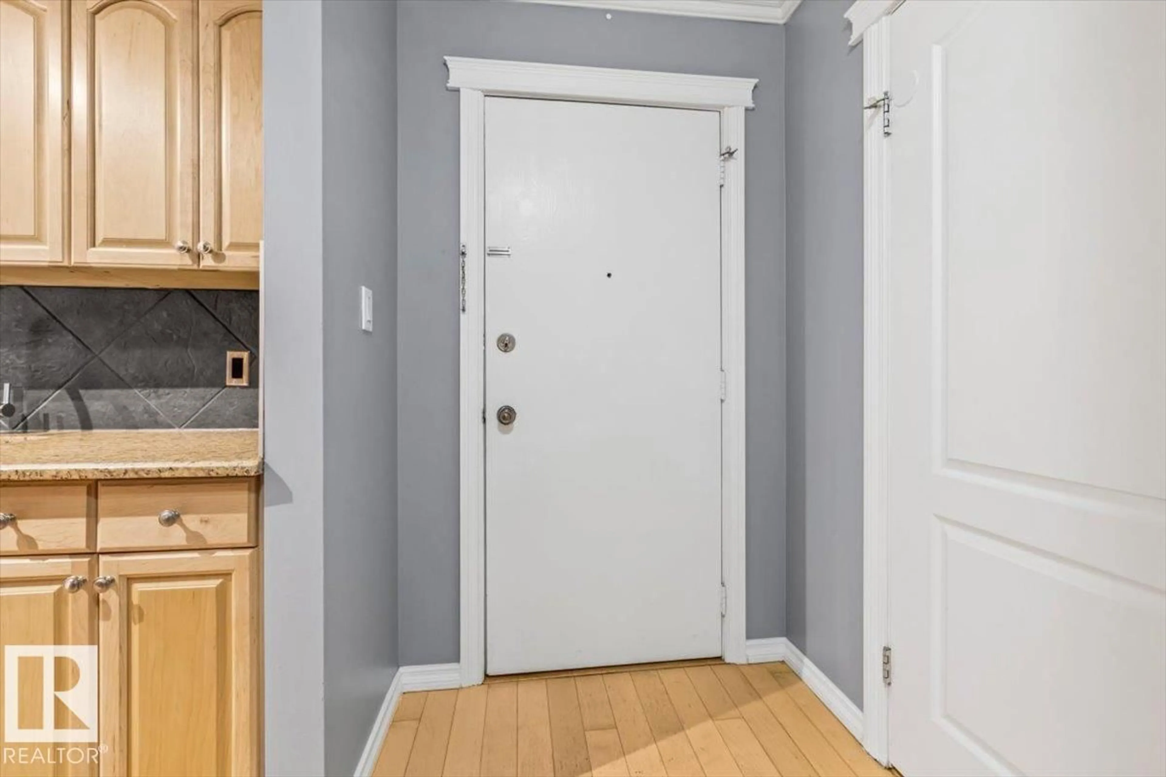 Indoor entryway for 201 - 10547 83 AV, Edmonton Alberta T6E2E1