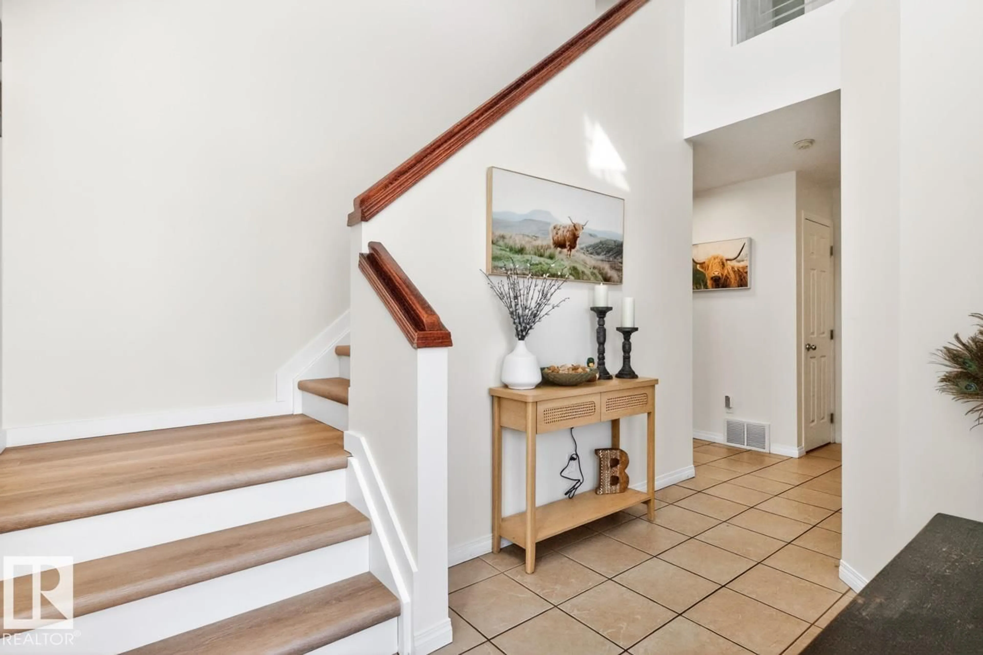 Indoor entryway for 3 MIDDLETON CL, Leduc Alberta T9E0E3