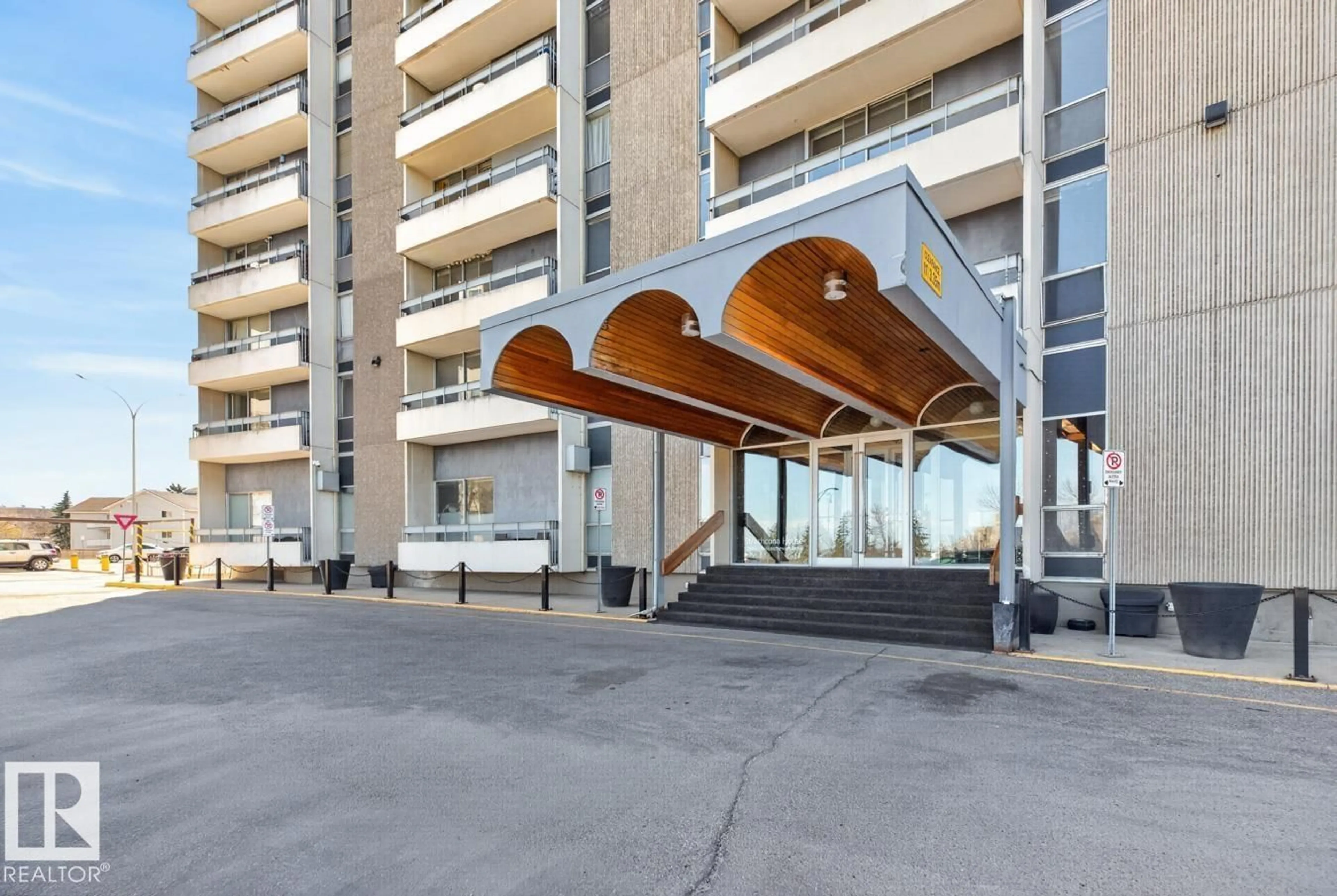 Indoor foyer for 10883 NW - 606 SASKATCHEWAN DR, Edmonton Alberta T6E4S6