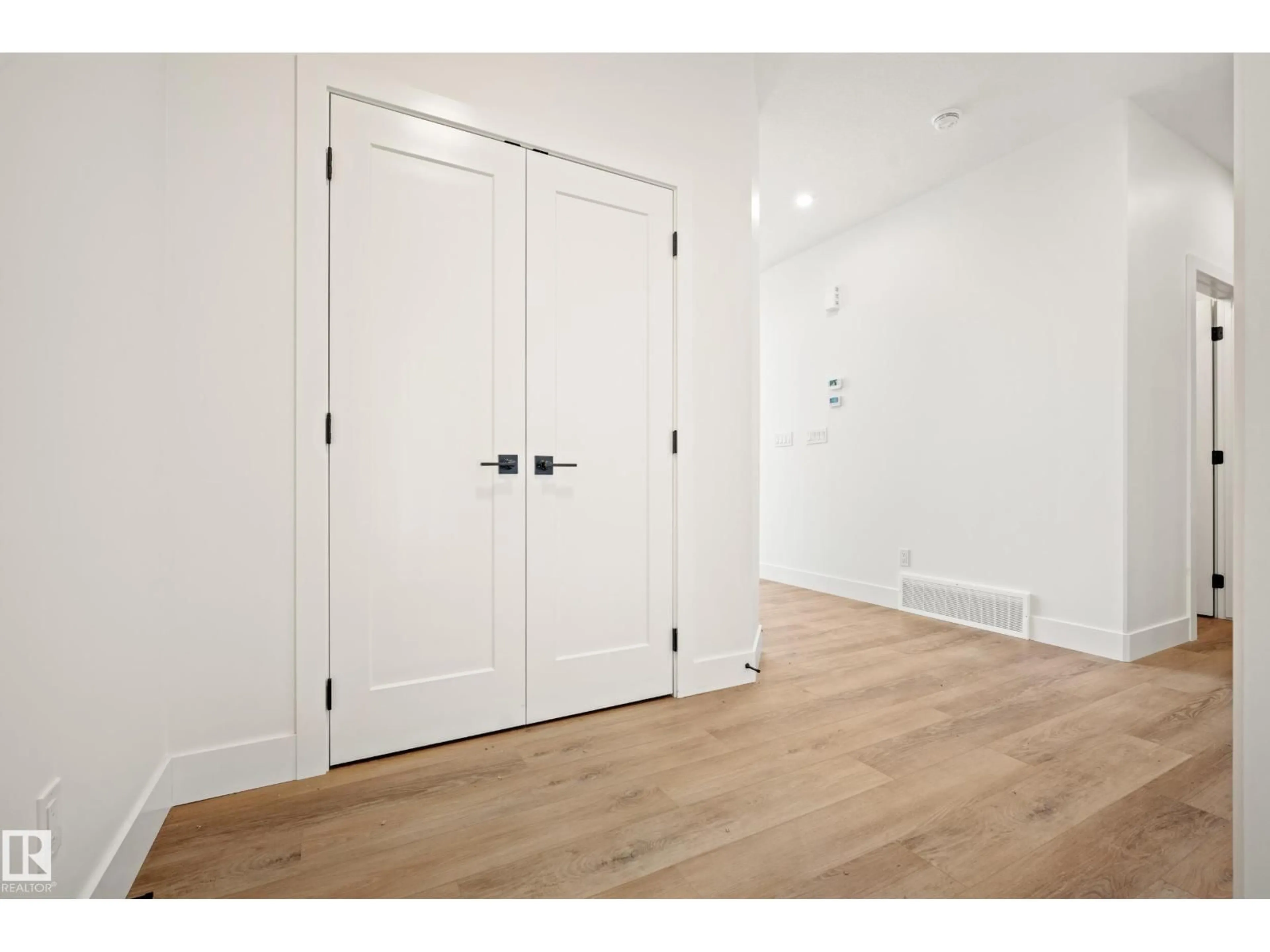 Indoor entryway for 118 CALEDON CR, Spruce Grove Alberta T7X0Y8