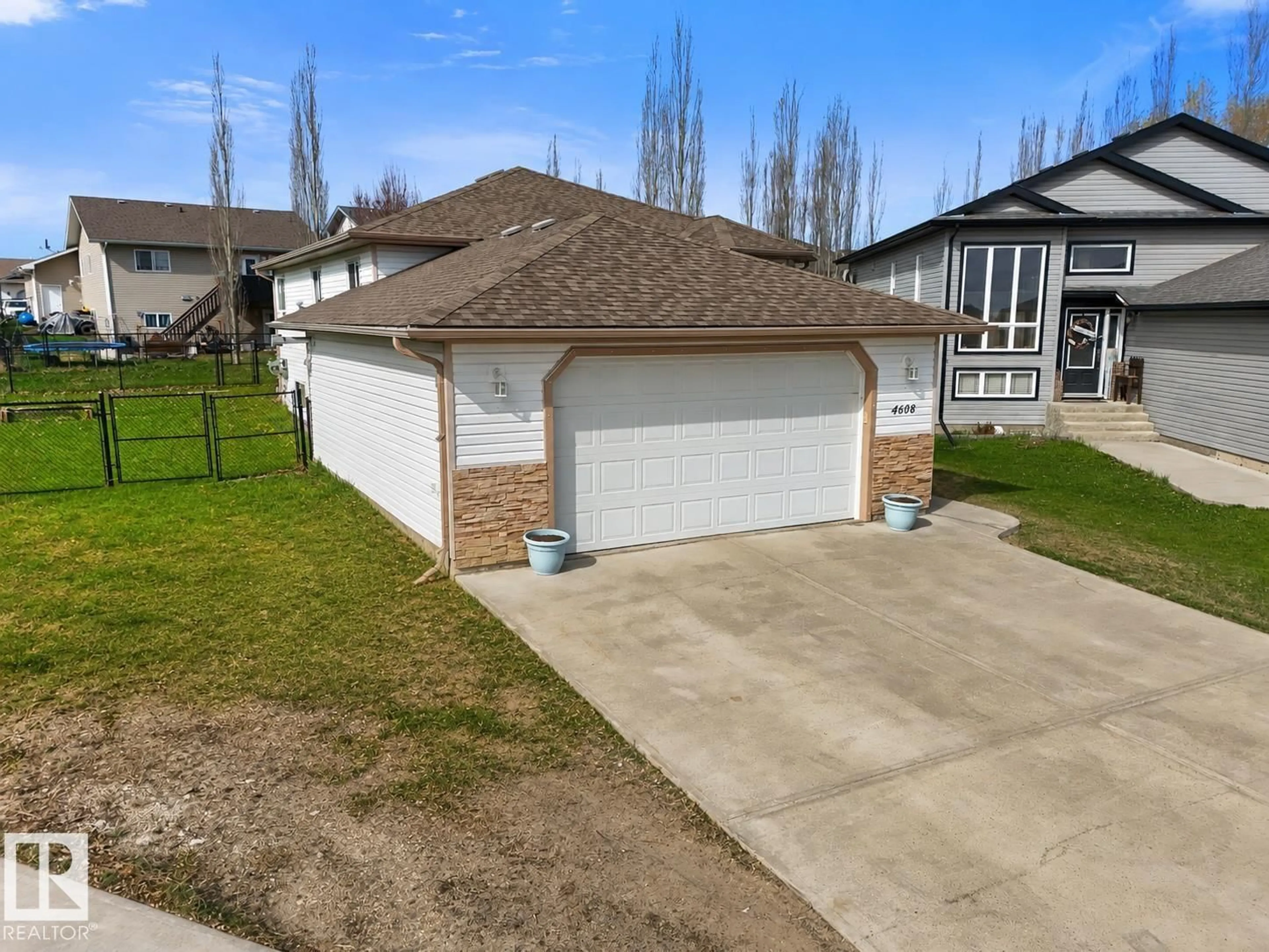 A pic from outside/outdoor area/front of a property/back of a property/a pic from drone, street for 4608 39 ST, Drayton Valley Alberta T7A0A8