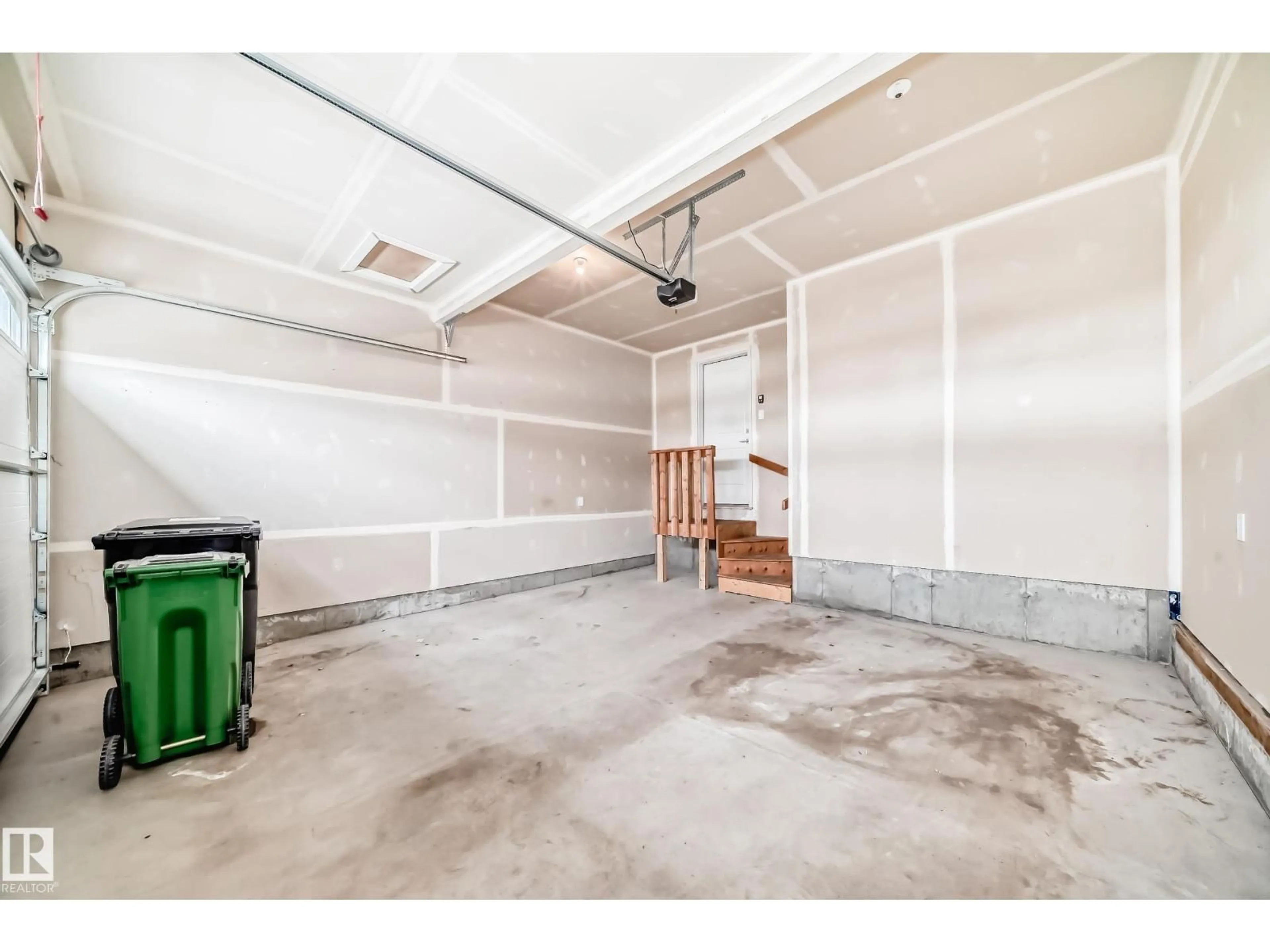 Indoor garage for 48 5122 213A ST NW, Edmonton Alberta T6M1M6