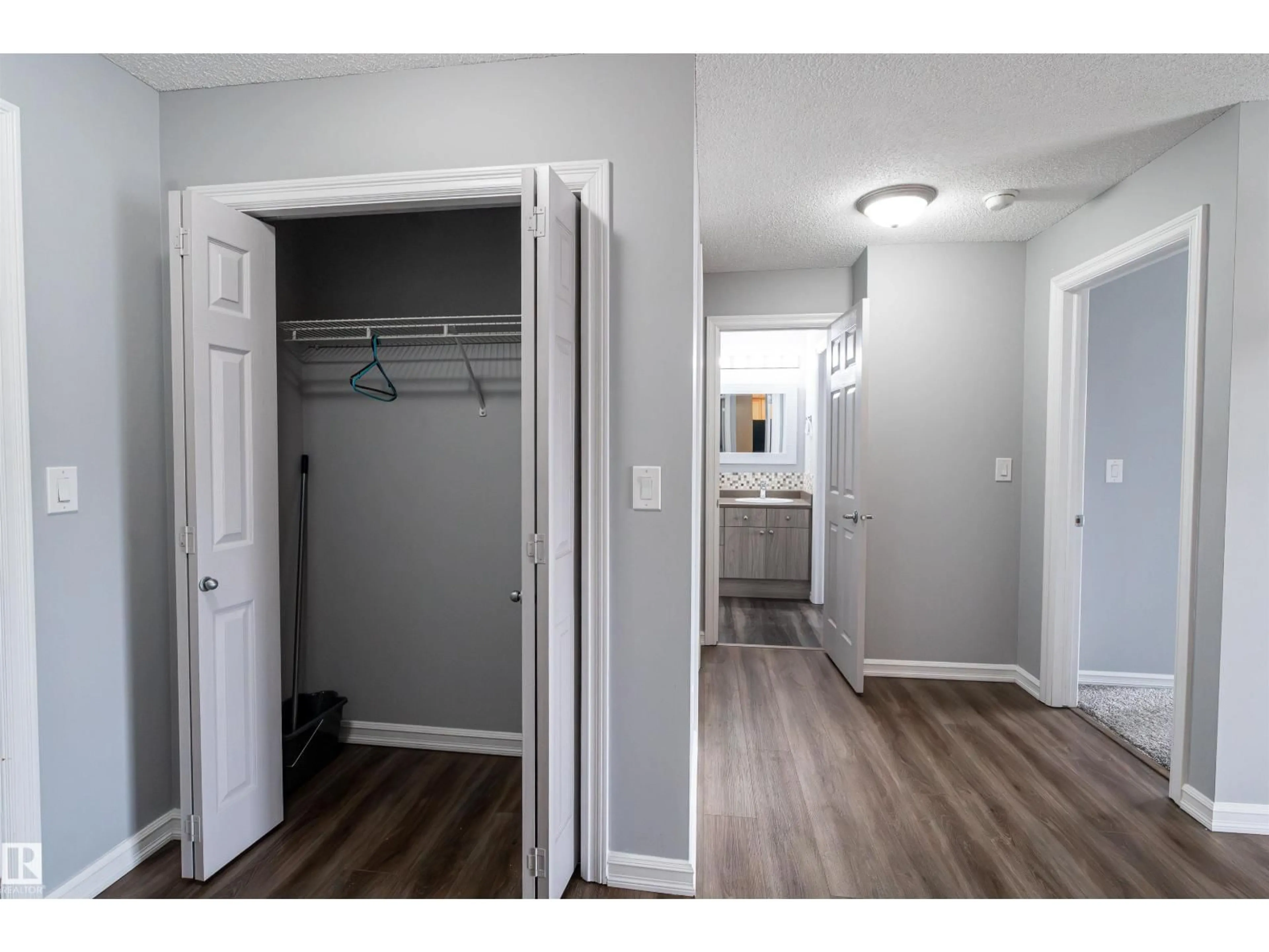 Indoor entryway for 4407 23 ST, Edmonton Alberta T6T0B6