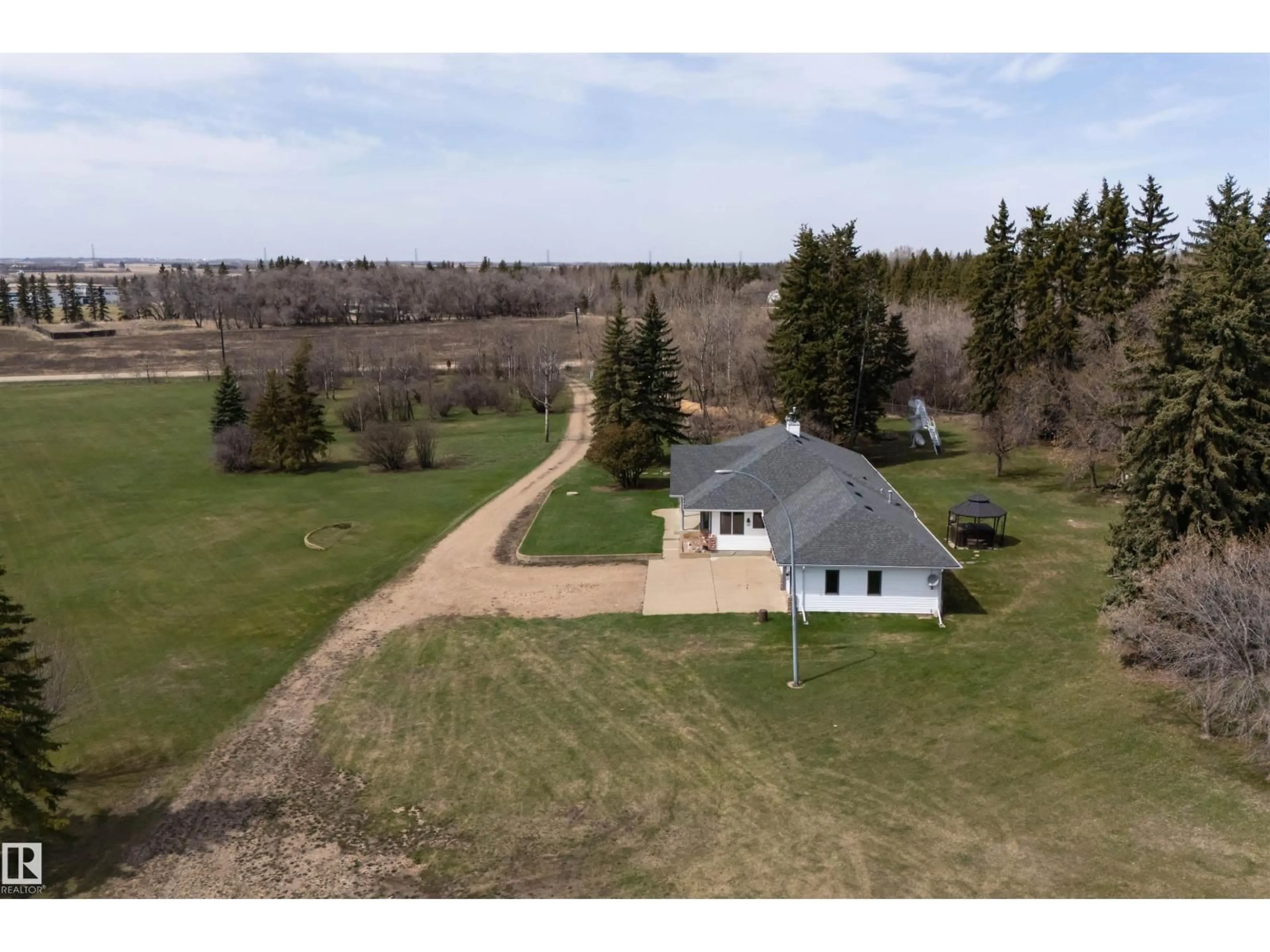 A pic from outside/outdoor area/front of a property/back of a property/a pic from drone, unknown for 19403 FORT RD, Edmonton Alberta T5Y6H2