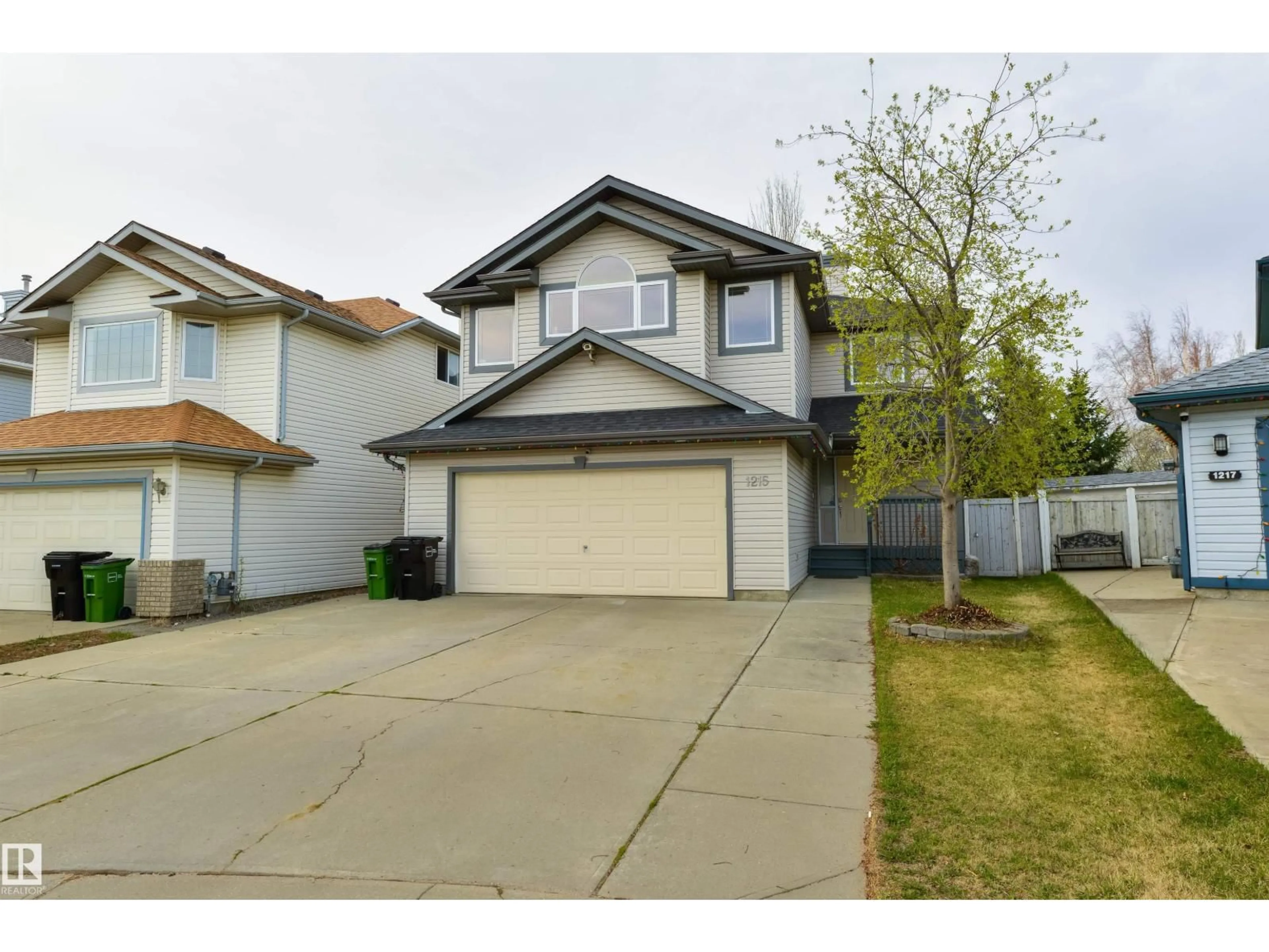 A pic from outside/outdoor area/front of a property/back of a property/a pic from drone, street for 1215 ORMSBY LN, Edmonton Alberta T5T6R2