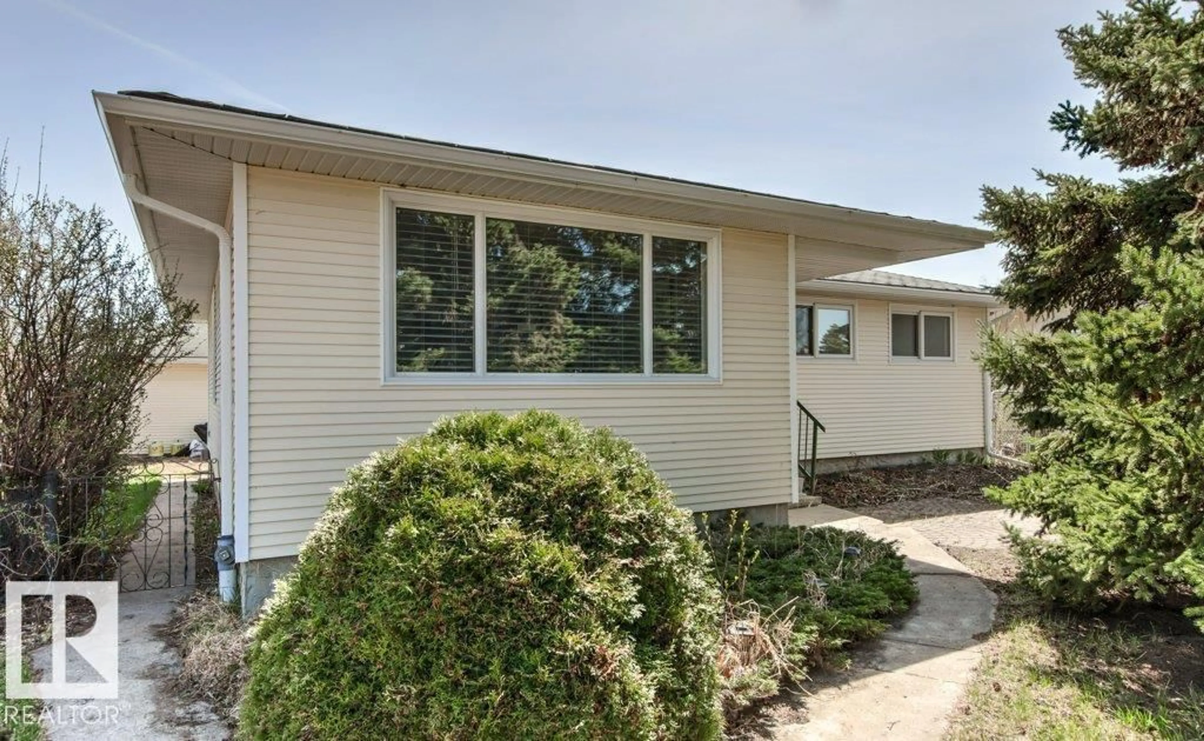 Home with vinyl exterior material, unknown for 882 KNOTTWOOD RD S, Edmonton Alberta T6K3C3