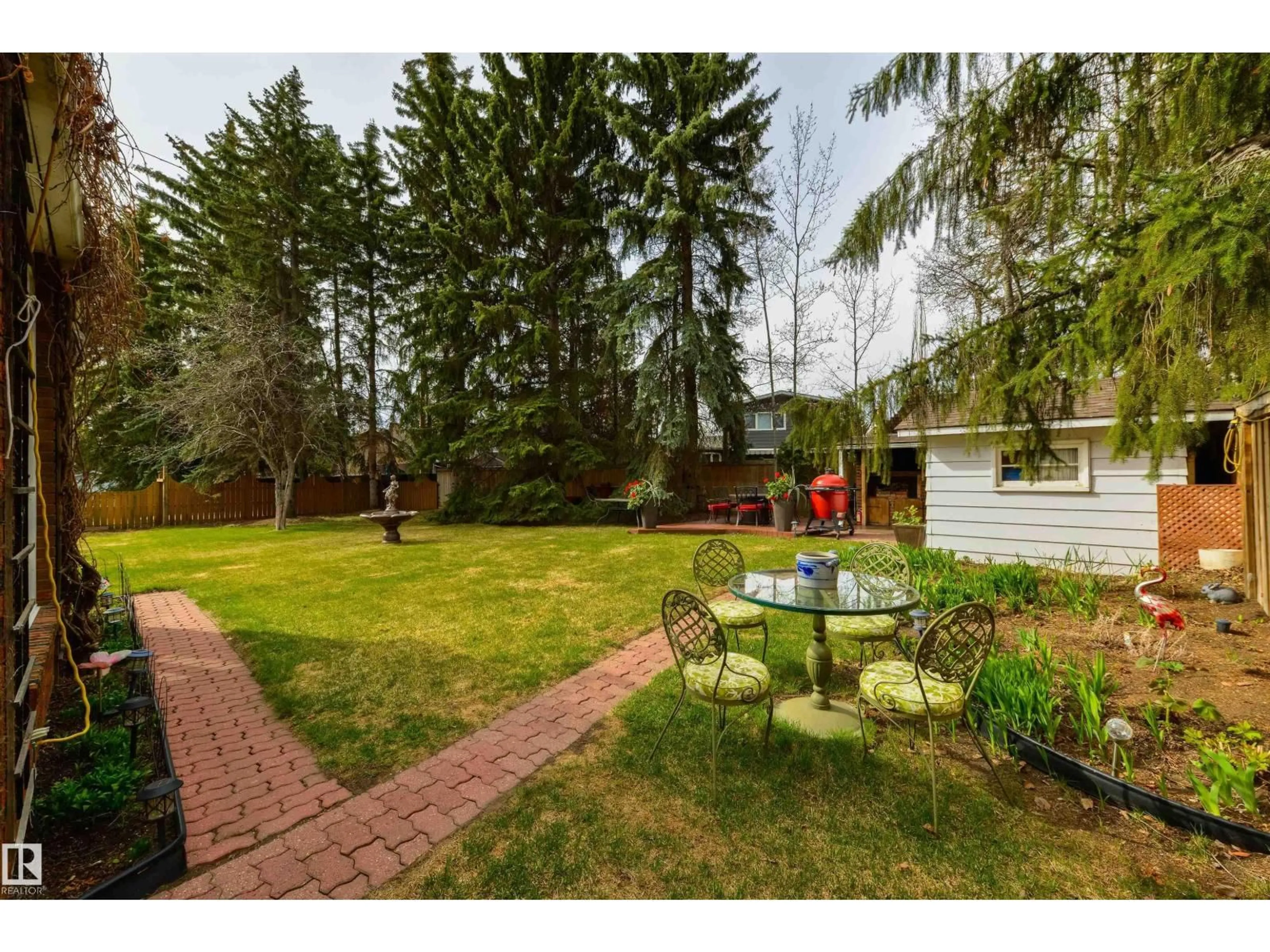 Patio, street for 206 WOLF WILLOW CR, Edmonton Alberta T5T1T2