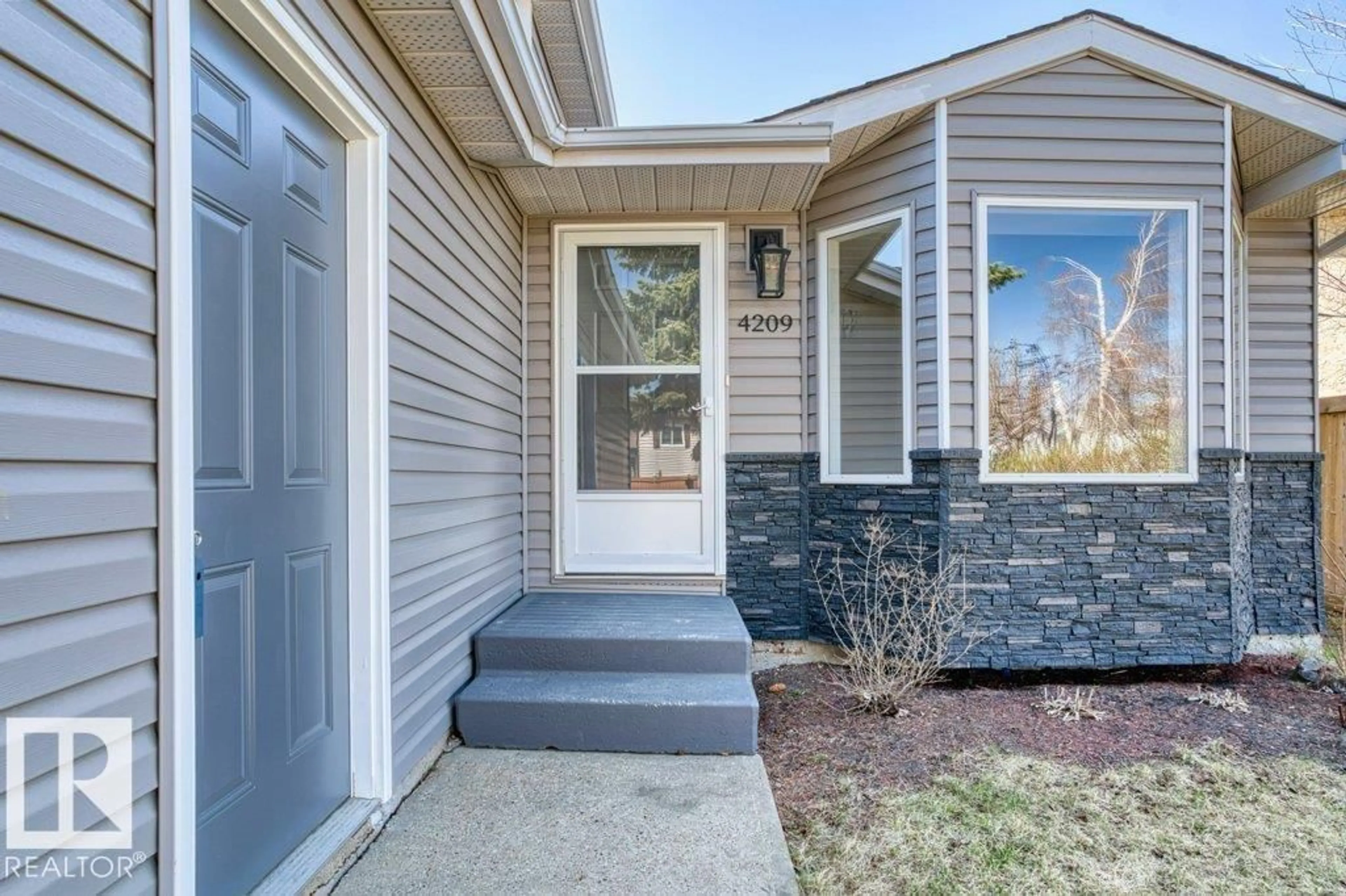 Indoor entryway for 4209 25 AV, Edmonton Alberta T6L6B4
