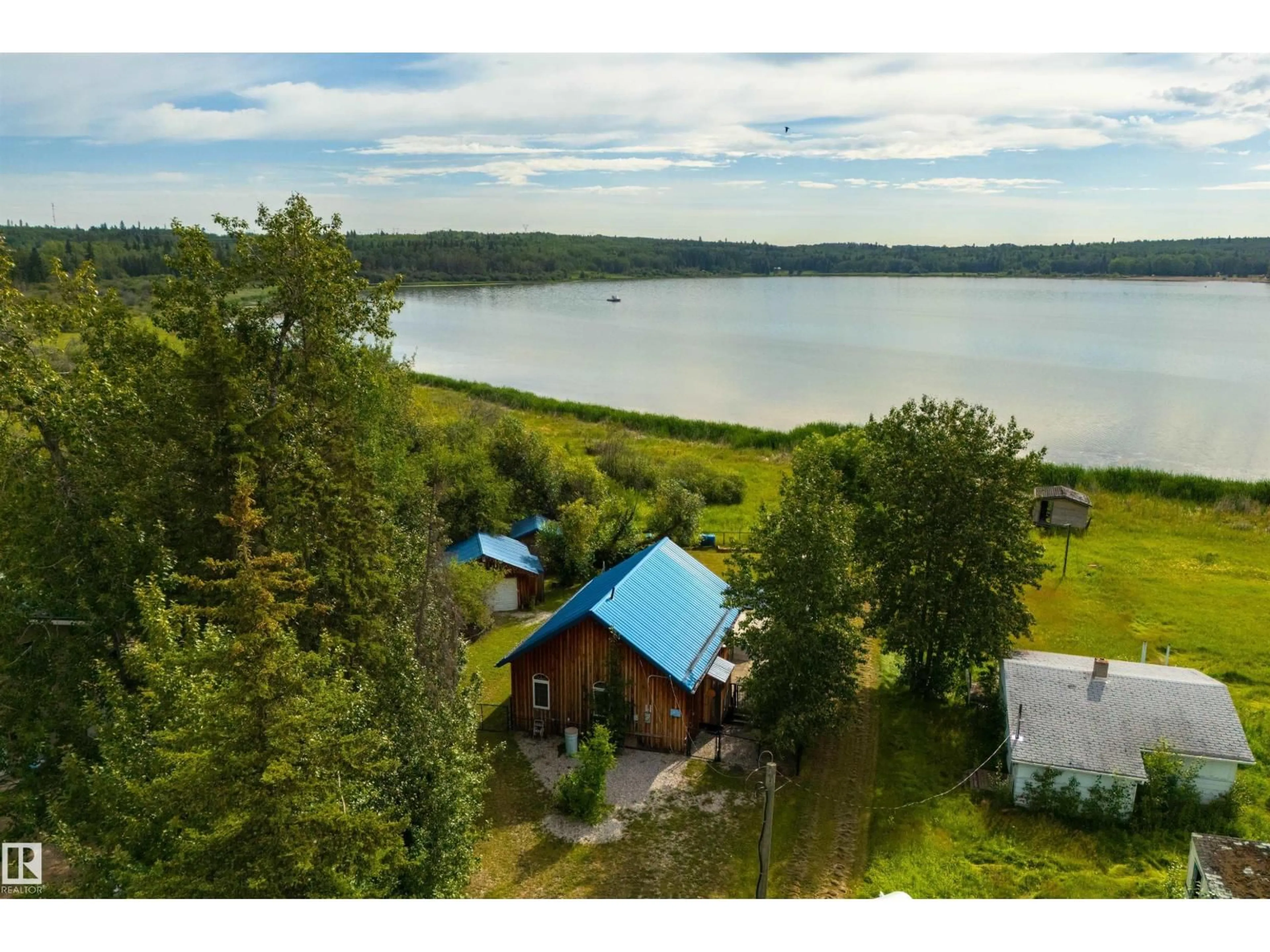 A pic from outside/outdoor area/front of a property/back of a property/a pic from drone, water/lake/river/ocean view for 113 BAYVIEW DR, Rural Parkland County Alberta T0E2K0