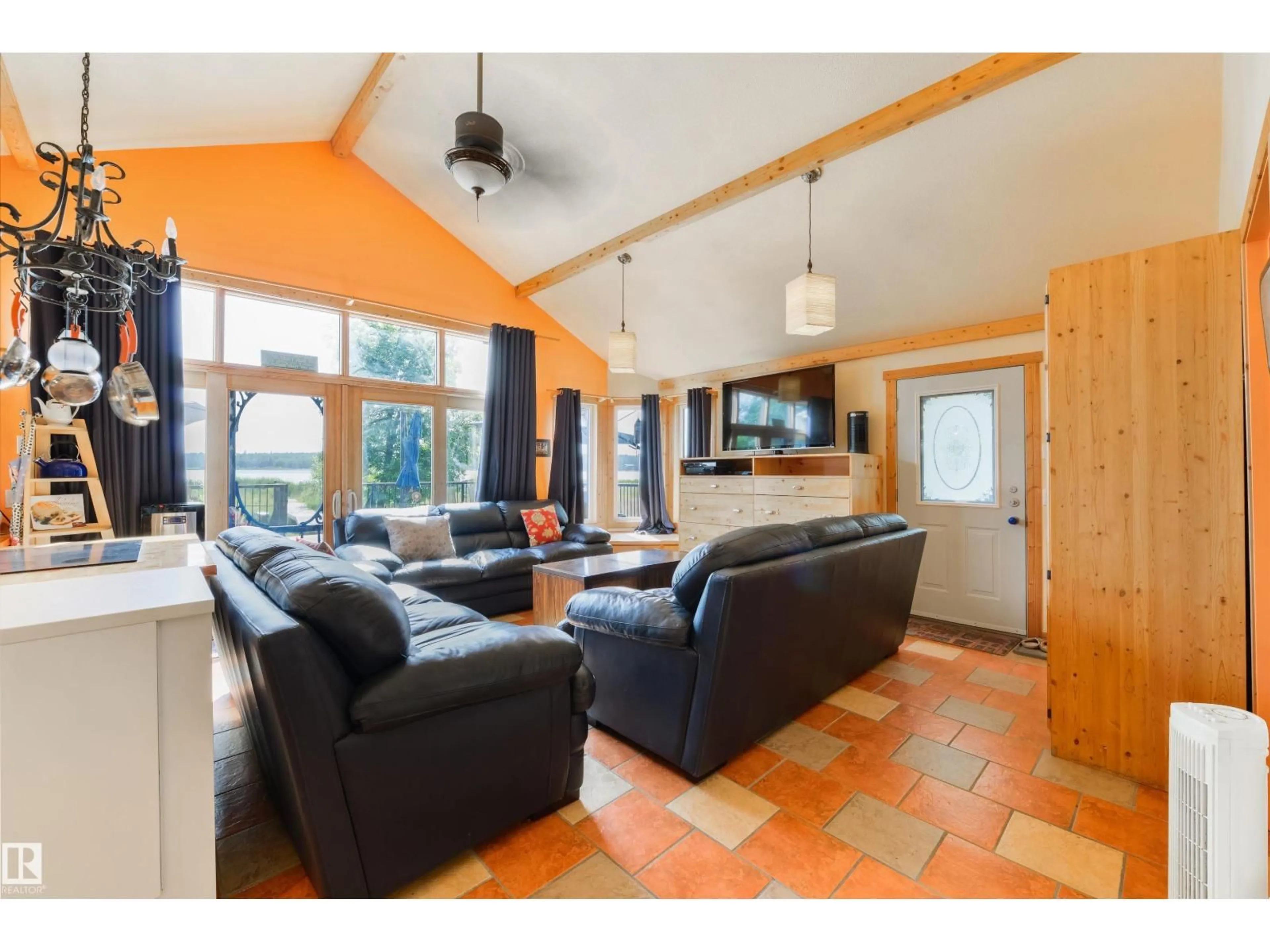 Living room with furniture, unknown for 113 BAYVIEW DR, Rural Parkland County Alberta T0E2K0