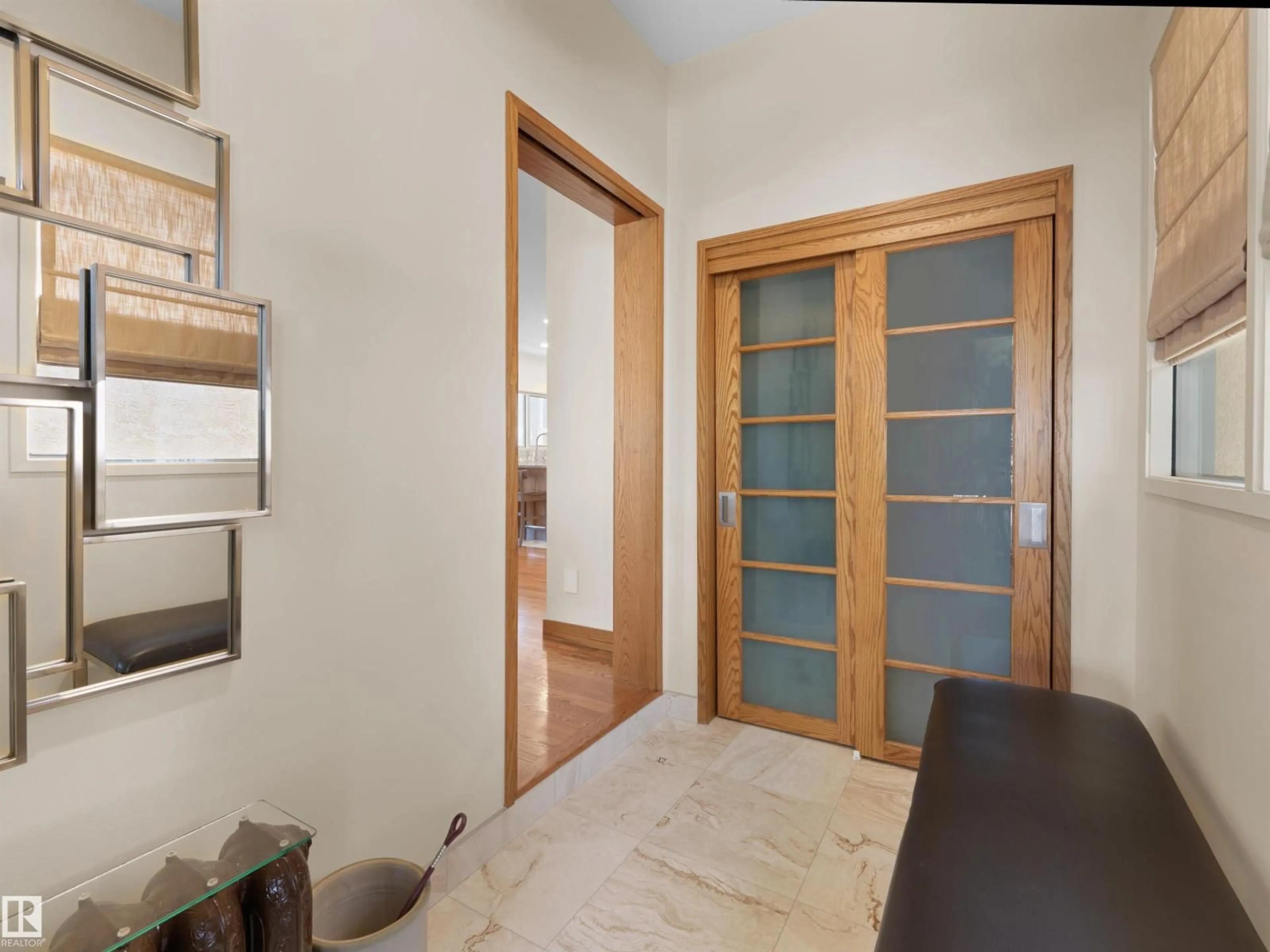 Indoor entryway for 10725 UNIVERSITY AV, Edmonton Alberta T6E4P8
