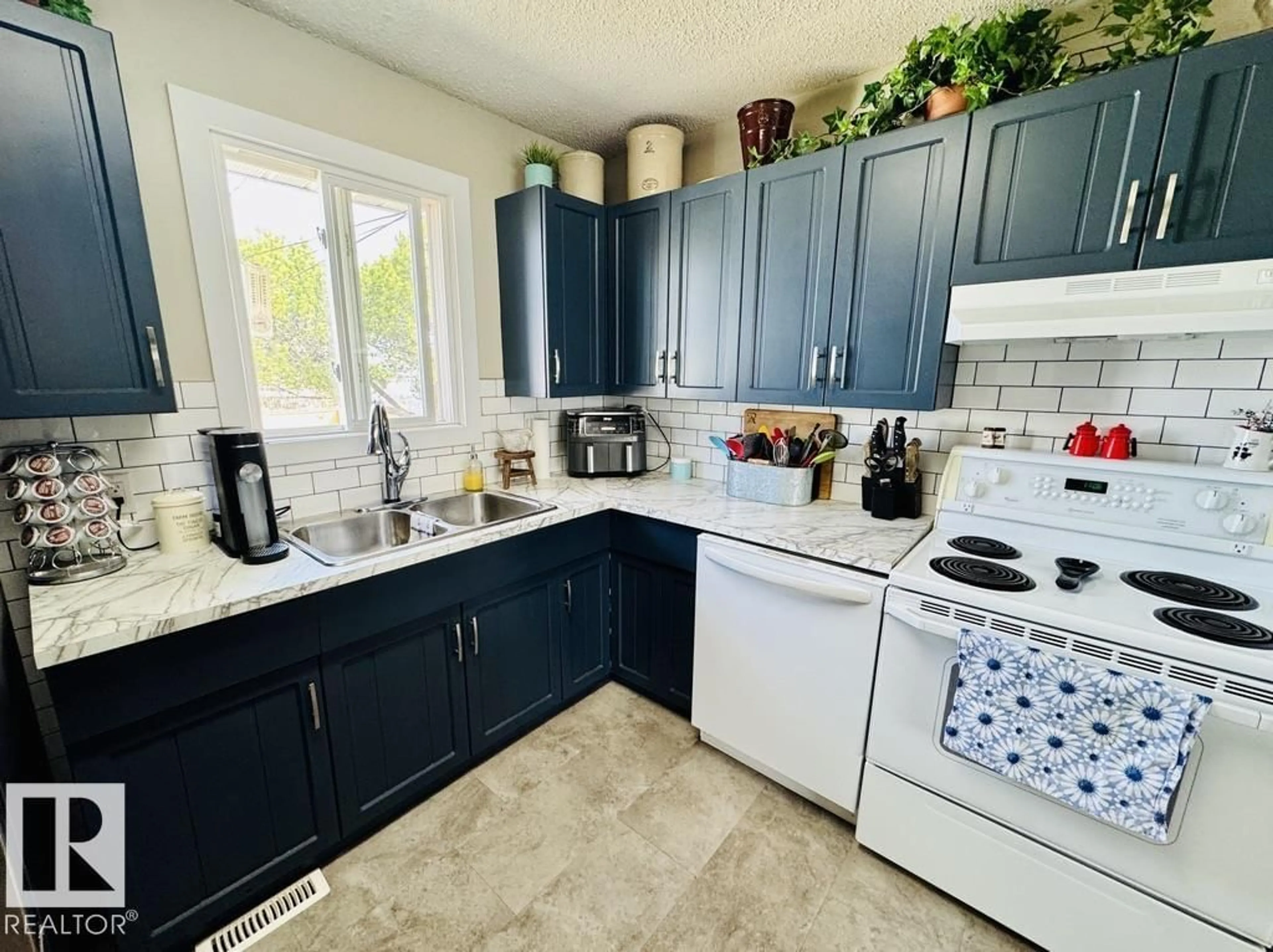 Open concept kitchen, ceramic/tile floor for 4318 49 AV, St. Paul Town Alberta T0A3A3