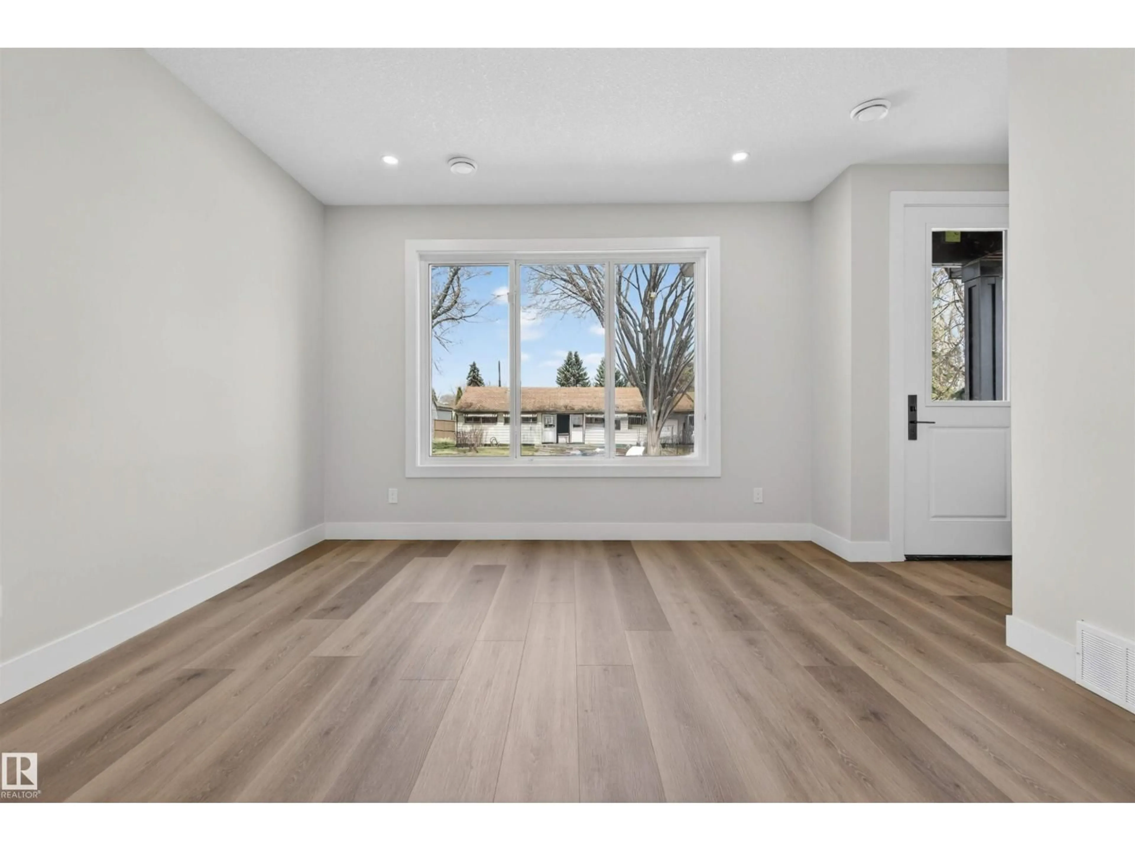 Indoor entryway for 10707-09 128 AV, Edmonton Alberta T5E0J4