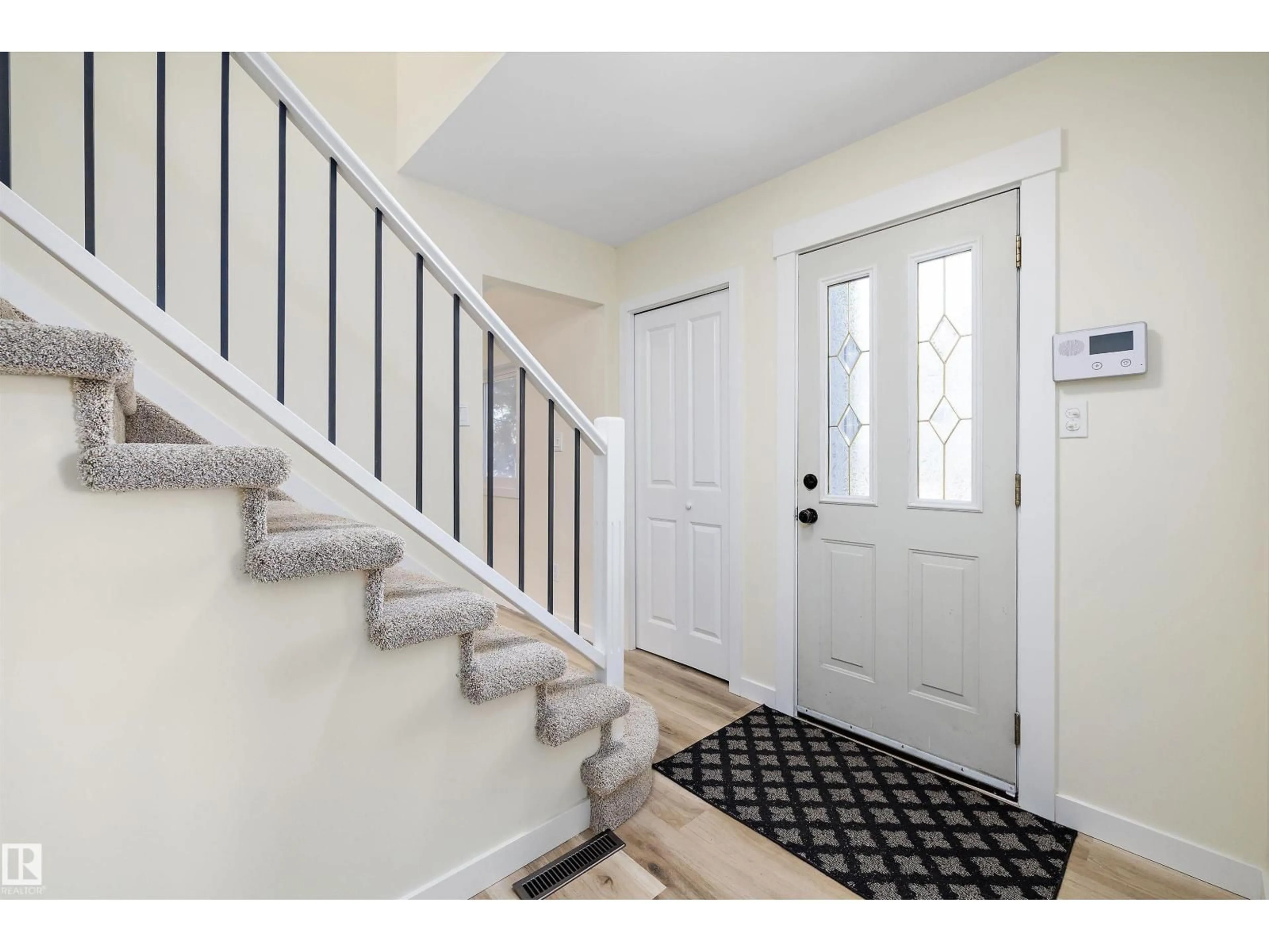 Indoor entryway for 4207 113 ST, Edmonton Alberta T6J1L2