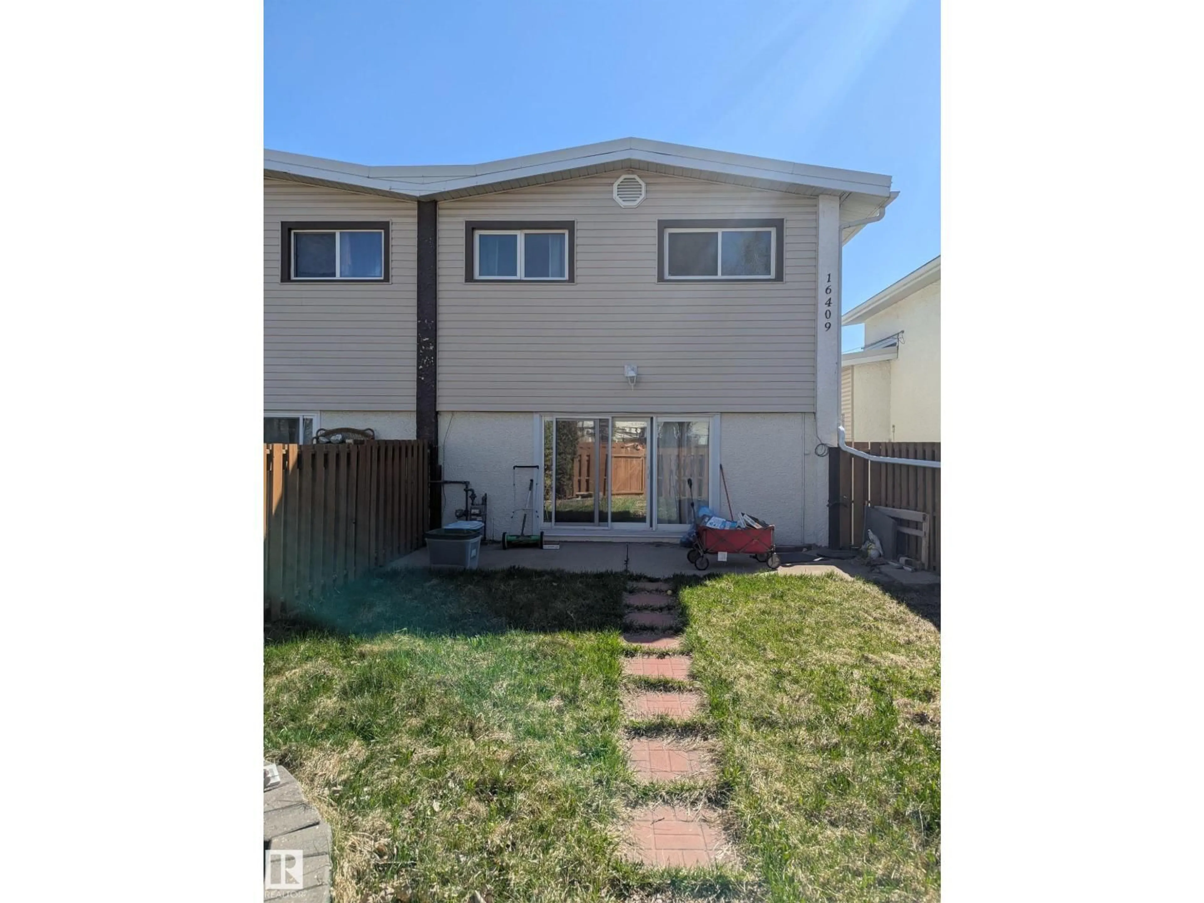 A pic from outside/outdoor area/front of a property/back of a property/a pic from drone, street for F - 16409 89 AV, Edmonton Alberta T5R4S1