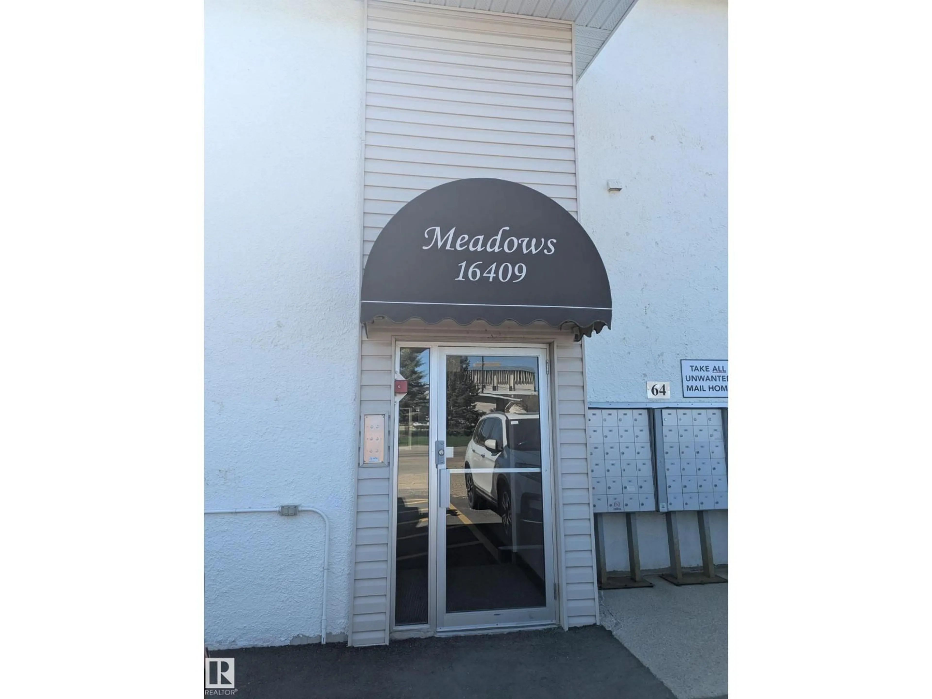 Indoor foyer for F - 16409 89 AV, Edmonton Alberta T5R4S1