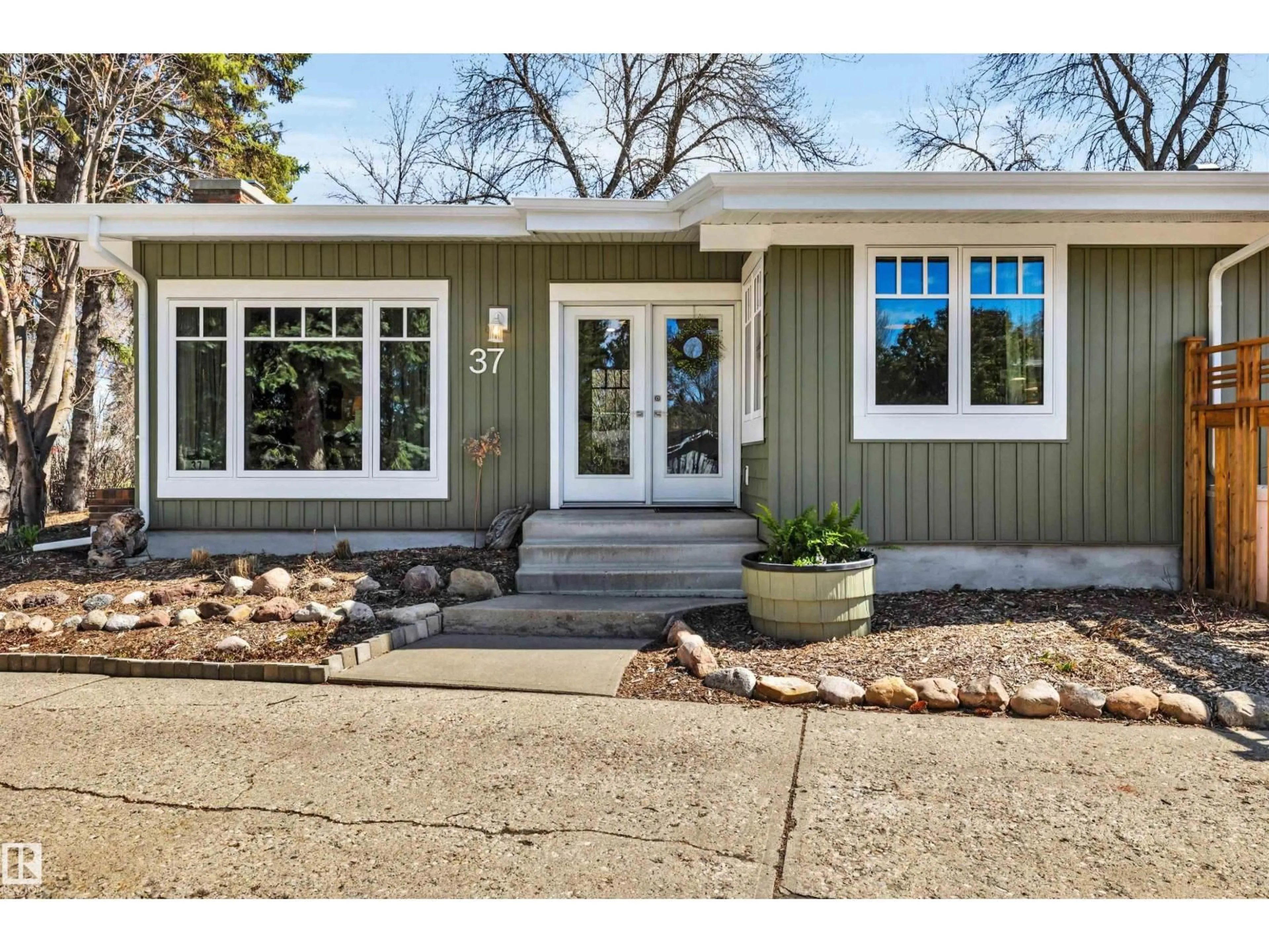 Home with vinyl exterior material, street for 37 GLENMORE CR, St. Albert Alberta T8N0S6
