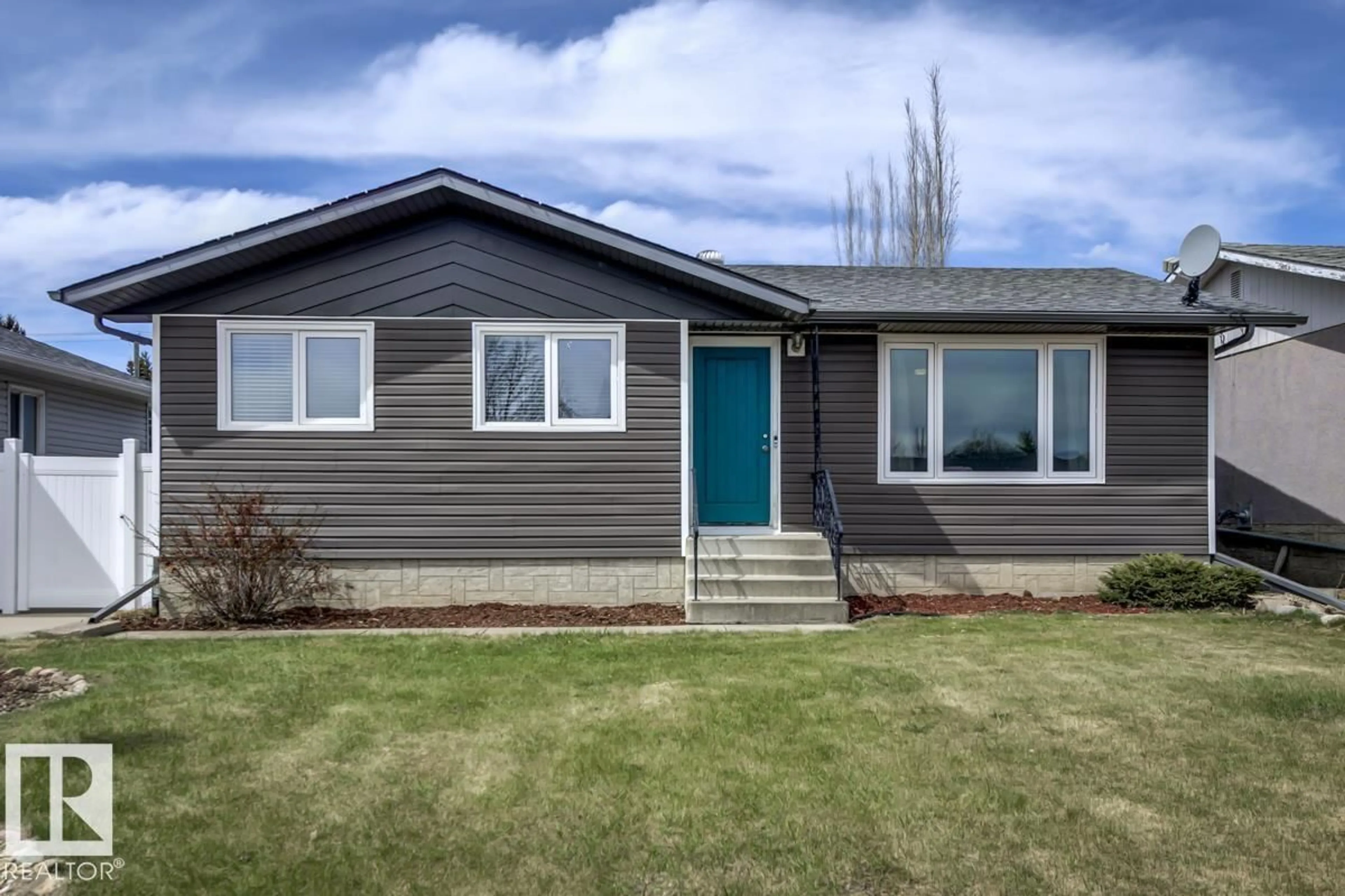 Home with vinyl exterior material, street for 5606 49 ST, Vegreville Alberta T9C1G6