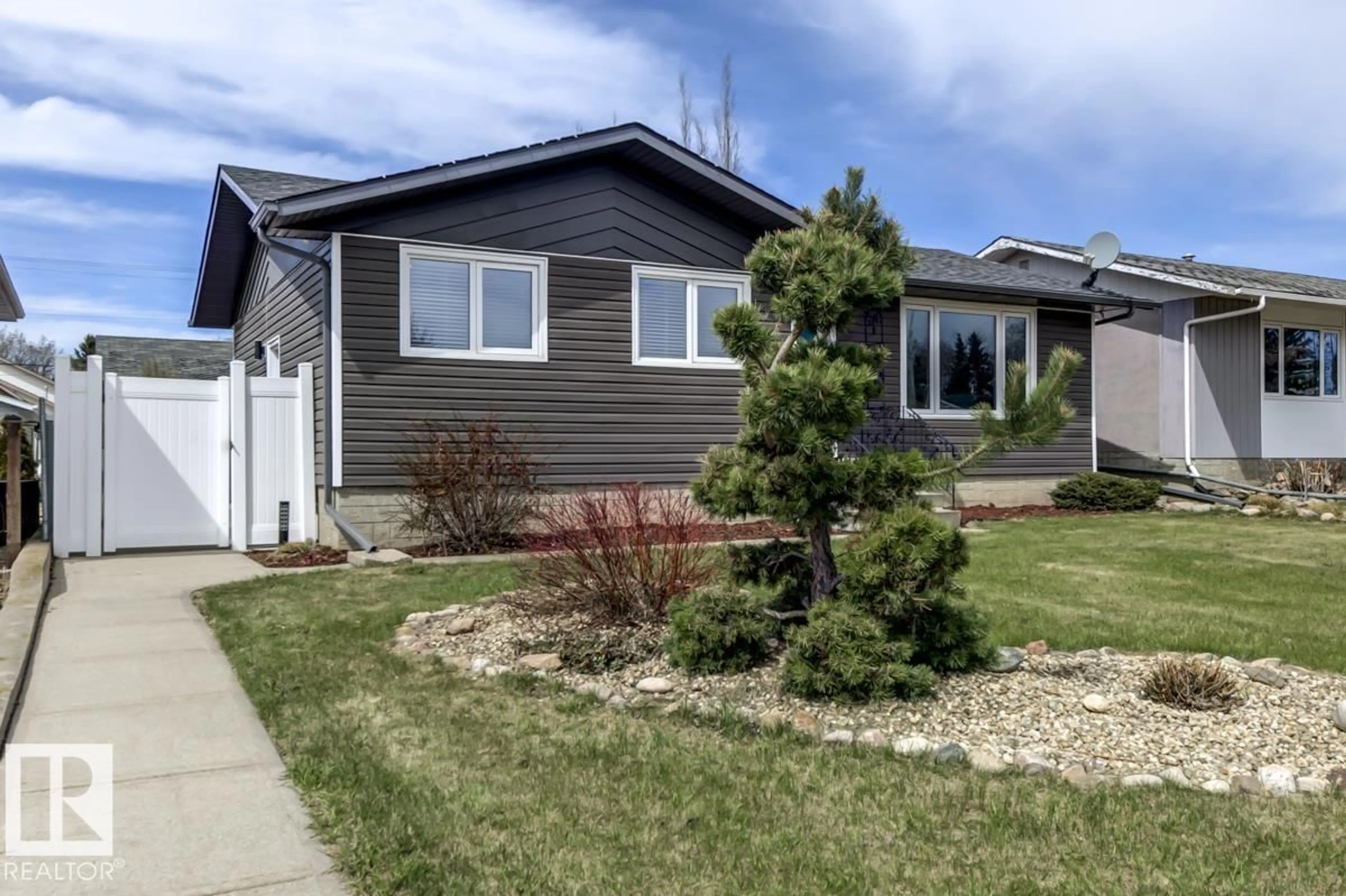 Home with vinyl exterior material, street for 5606 49 ST, Vegreville Alberta T9C1G6
