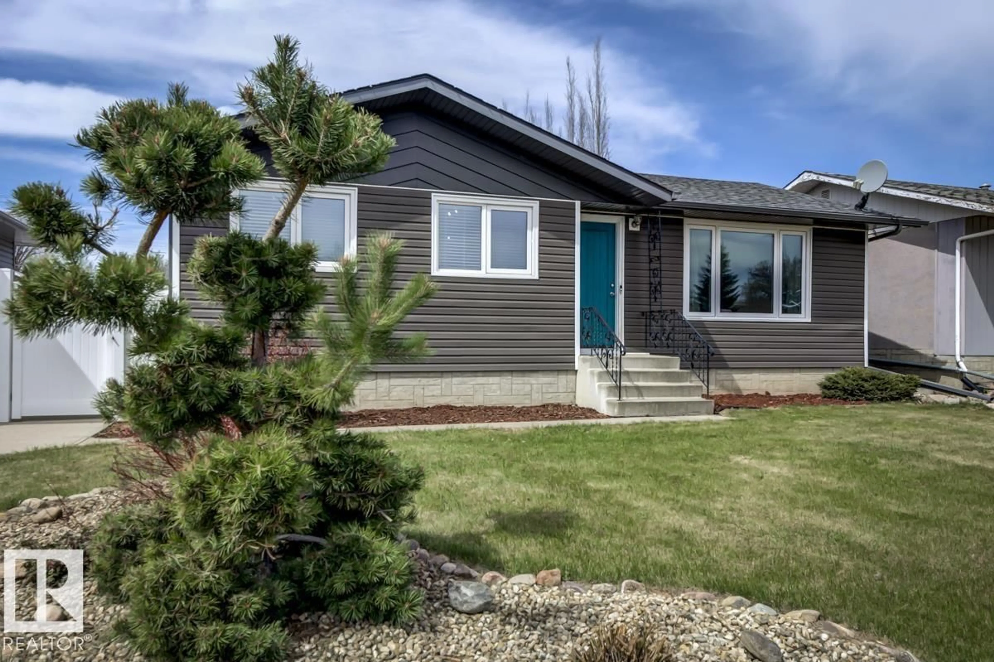 Home with vinyl exterior material, street for 5606 49 ST, Vegreville Alberta T9C1G6