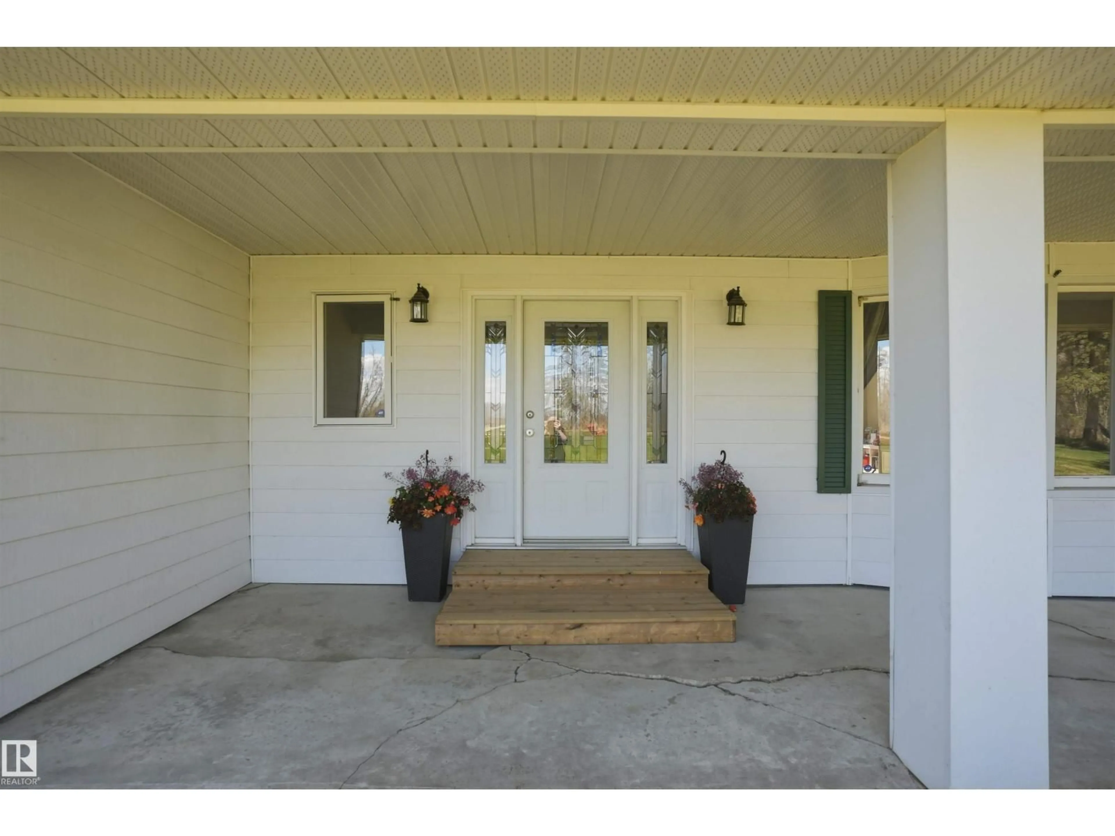 Indoor entryway for 3003 TWP ROAD 562, Rural Lac Ste. Anne County Alberta T0E1V0