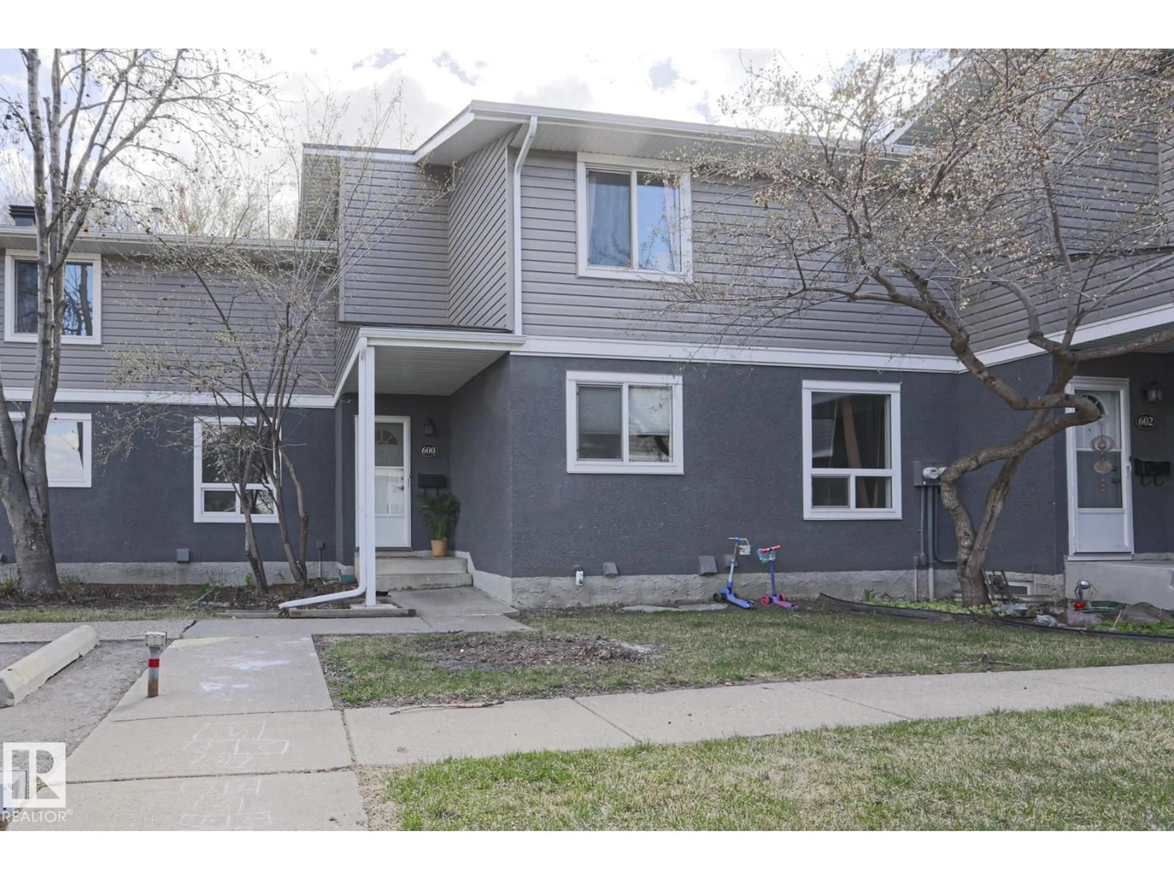 Home with vinyl exterior material, street for 600 LAKEWOOD RD, Edmonton Alberta T6K3Y1