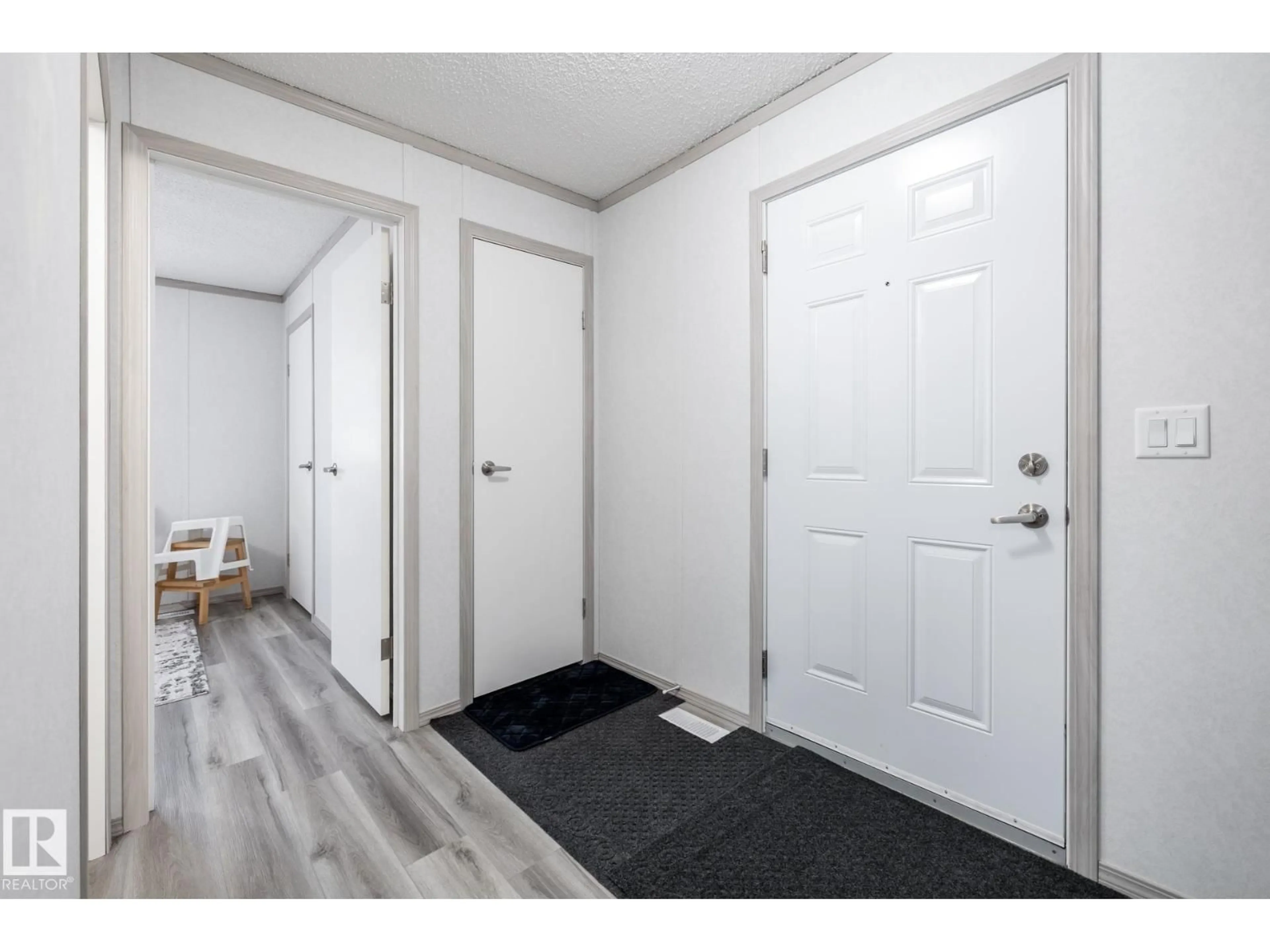 Indoor entryway for 79 - 305 CALAHOO RD, Spruce Grove Alberta T7X3L1