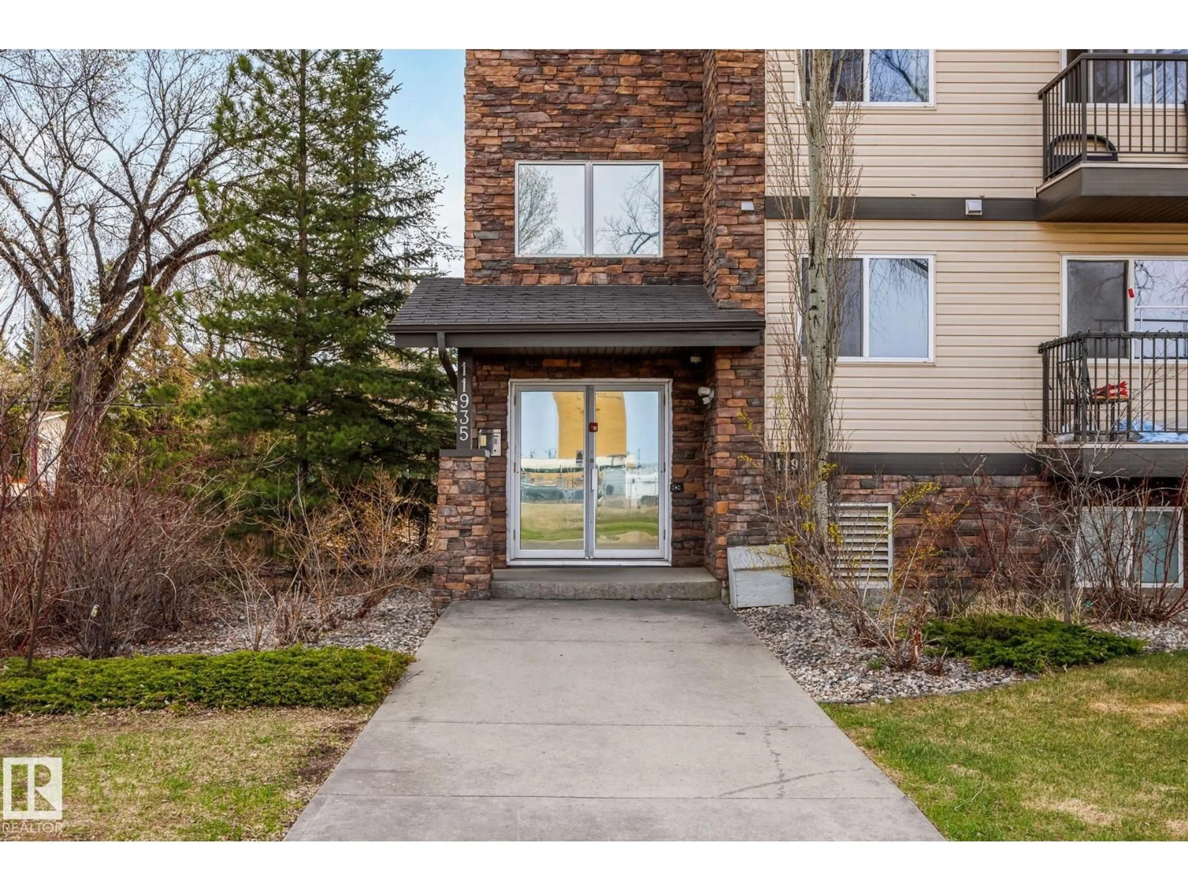 Indoor entryway for #201 - 11935 106 NW, Edmonton Alberta T5G2R4
