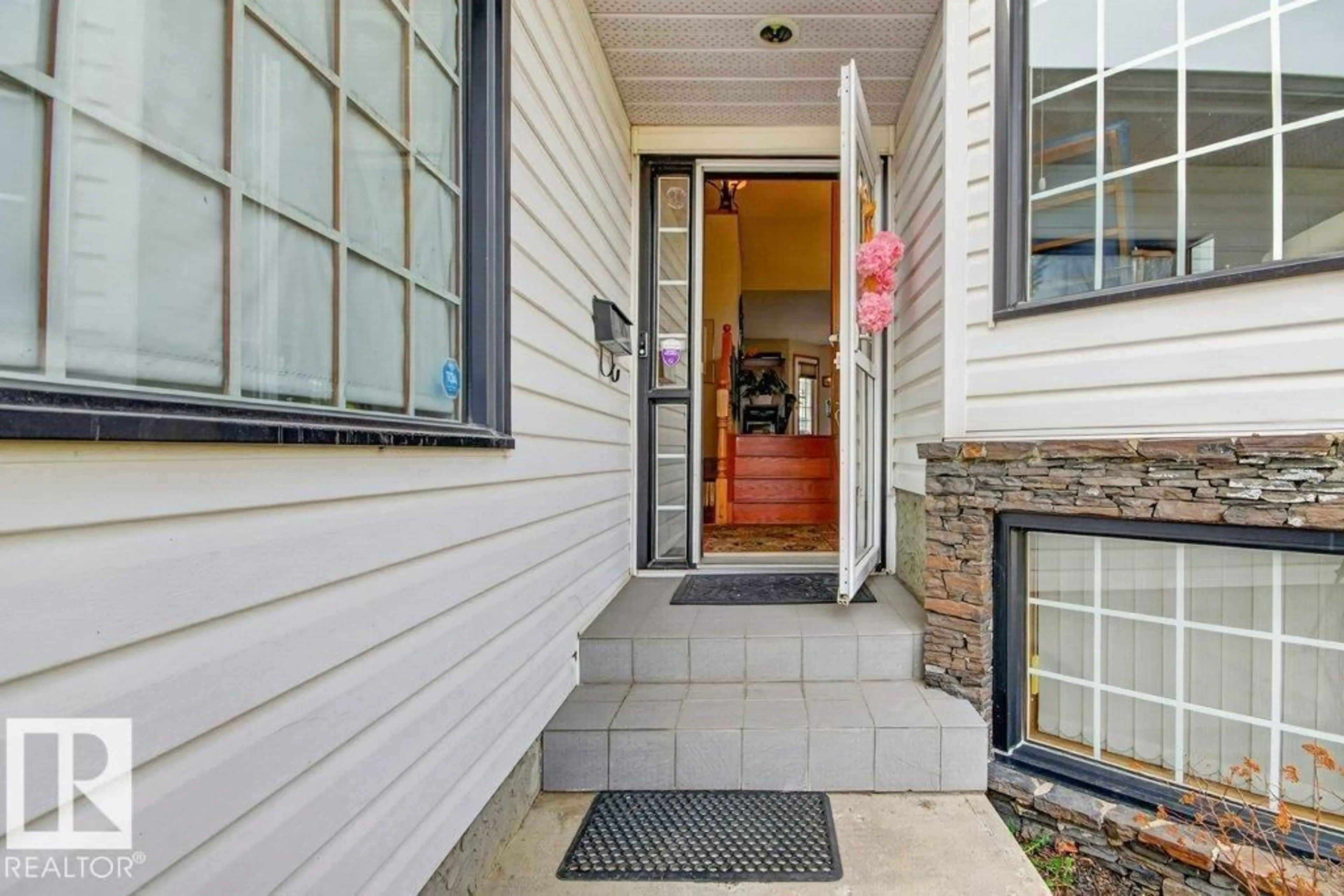 Indoor entryway for 63 CHARLTON RD, Sherwood Park Alberta T8H1R5