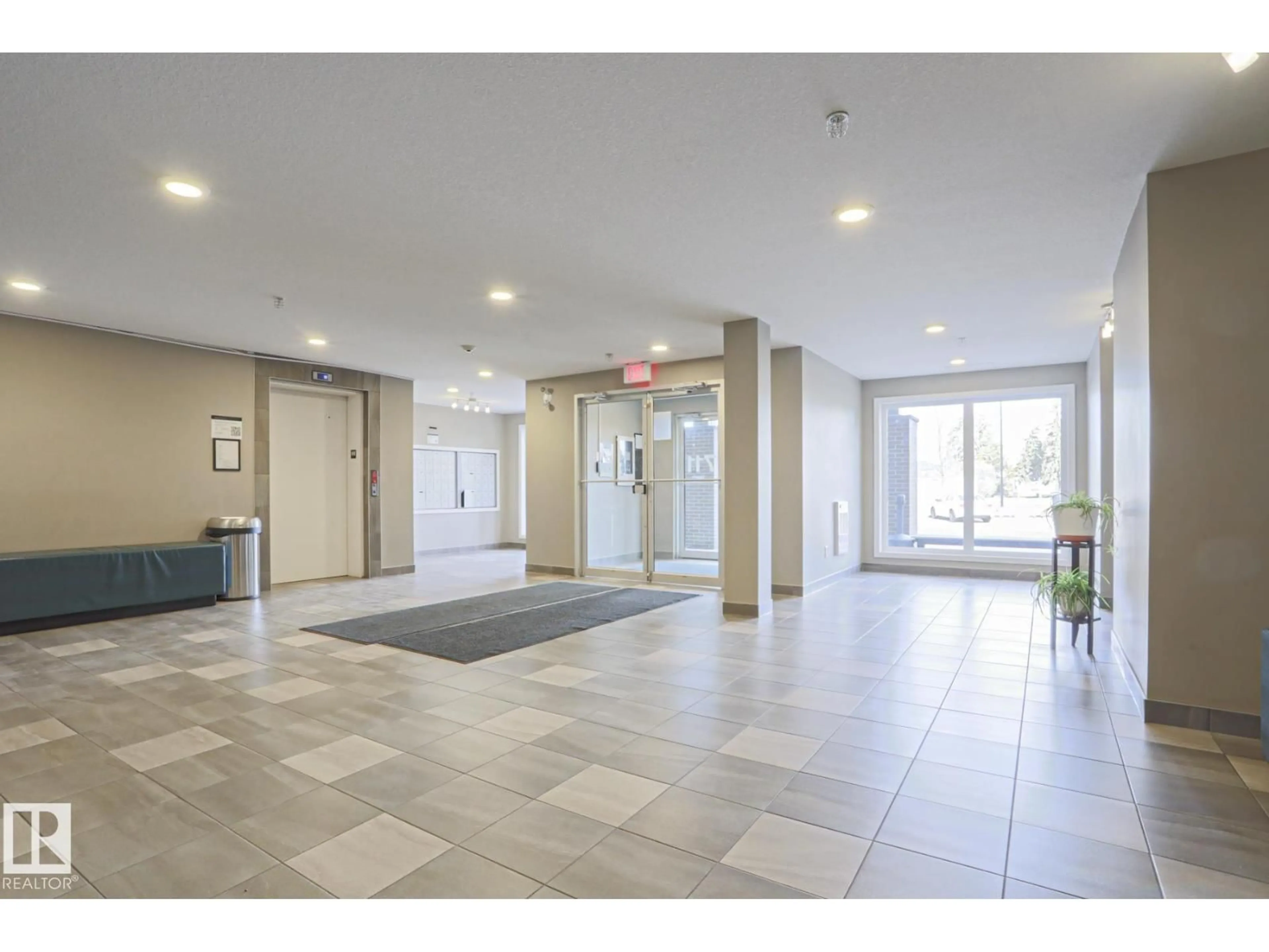 Indoor foyer for 303 - 7711 71 ST, Edmonton Alberta T6B3W3
