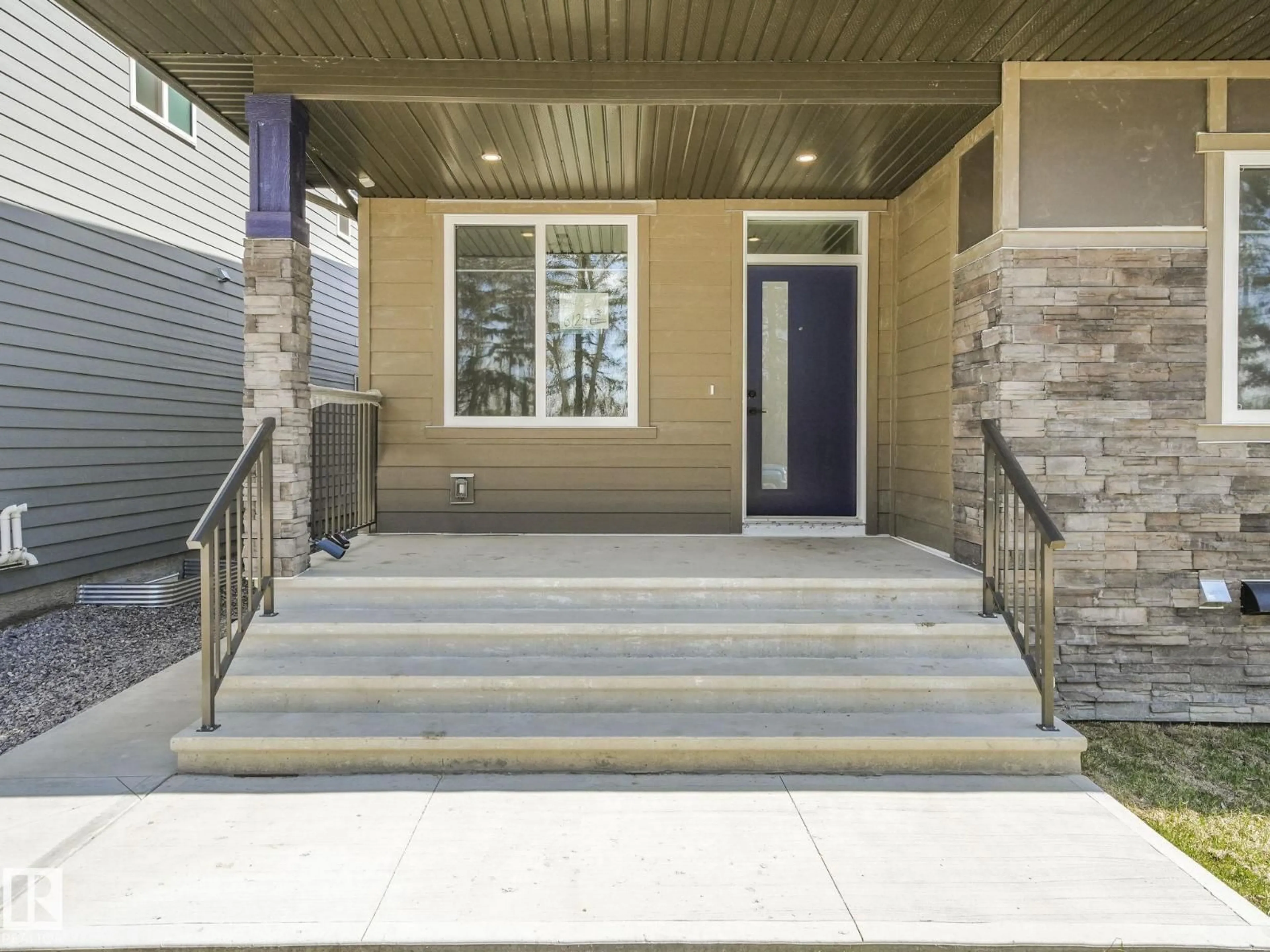 Indoor entryway for 6125 CRAWFORD DR, Edmonton Alberta T6W4L8