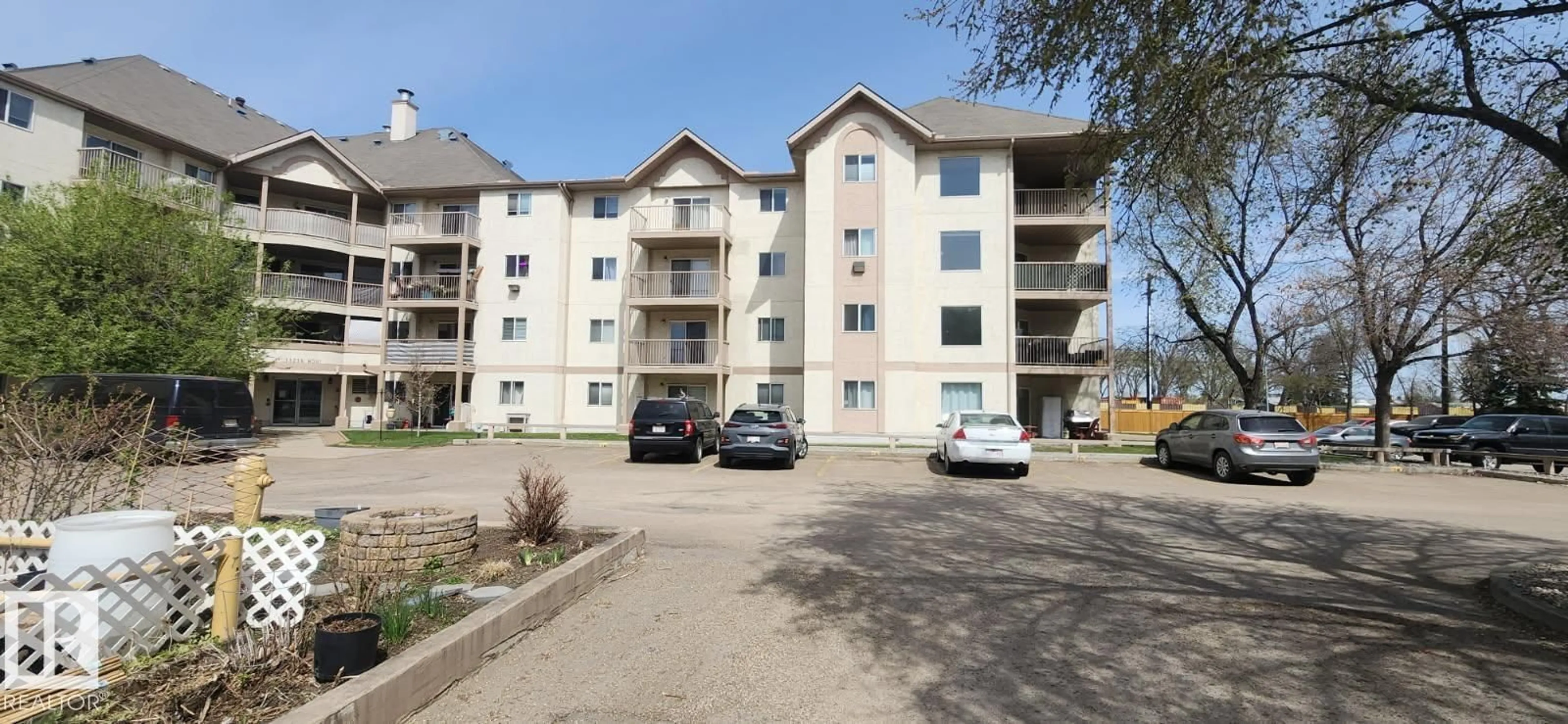 A pic from outside/outdoor area/front of a property/back of a property/a pic from drone, building for #204 - 11218 80 ST, Edmonton Alberta T5B4V9